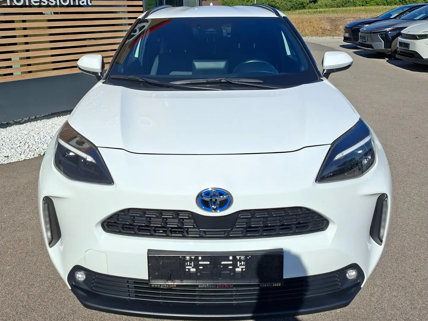 Toyota Yaris Cross 1,5 VVT-i Hybrid Active Drive Aut. Weiß - 2