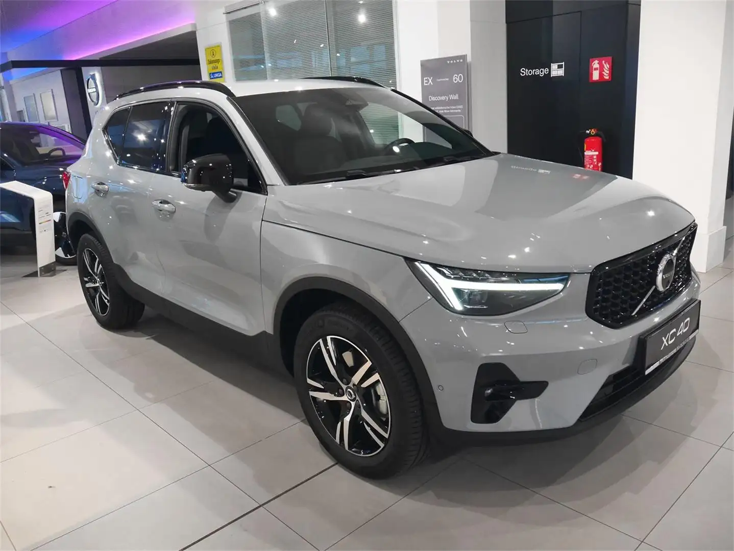 Volvo XC40 B3 Geartr. Plus Dark Grau - 2