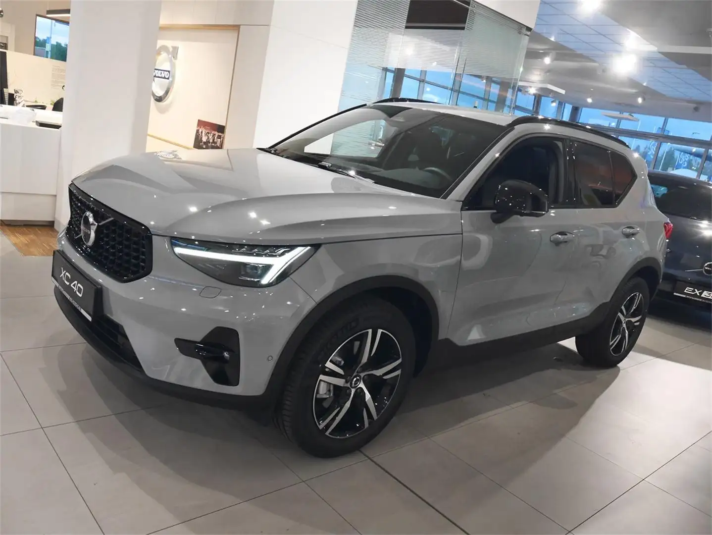 Volvo XC40 B3 Geartr. Plus Dark Grau - 1