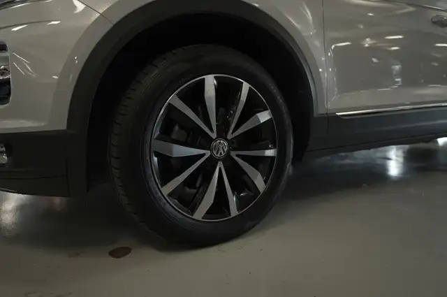 Volkswagen T-Roc view 11