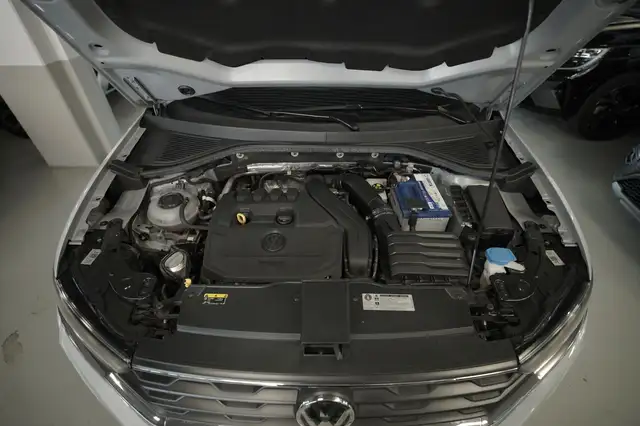 Volkswagen T-Roc view 9