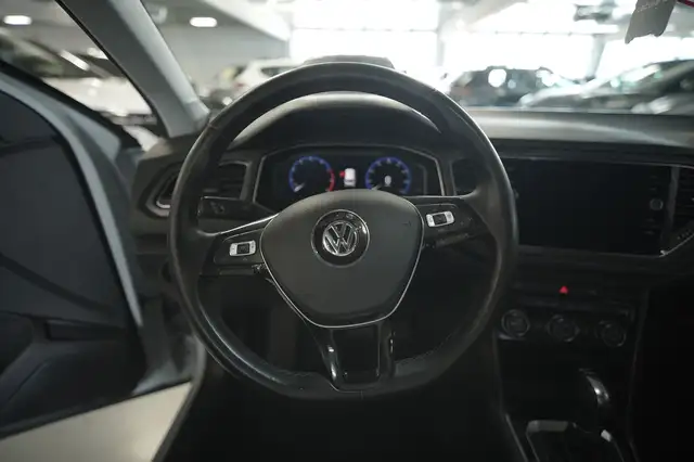 Volkswagen T-Roc view 5