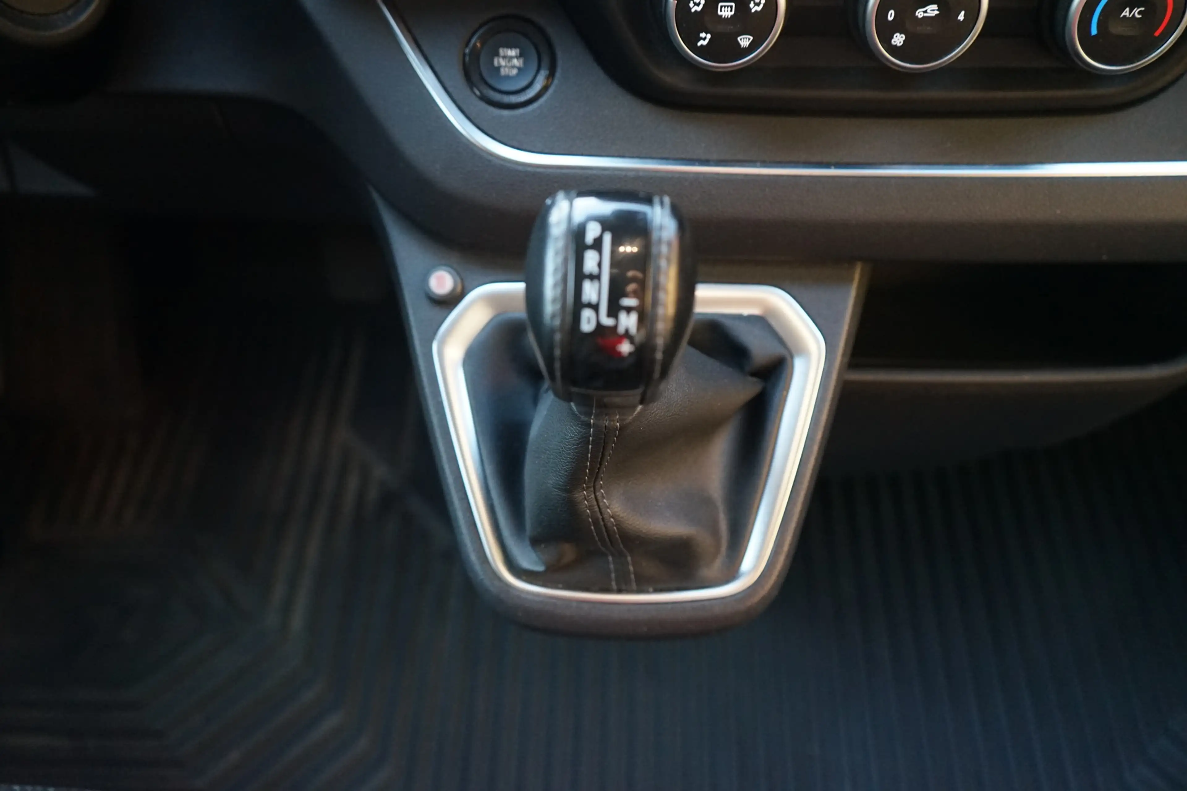 Renault Trafic Combi 2.0 dci AT L2 LED Navi 8-Sitzer AHK — photo 14