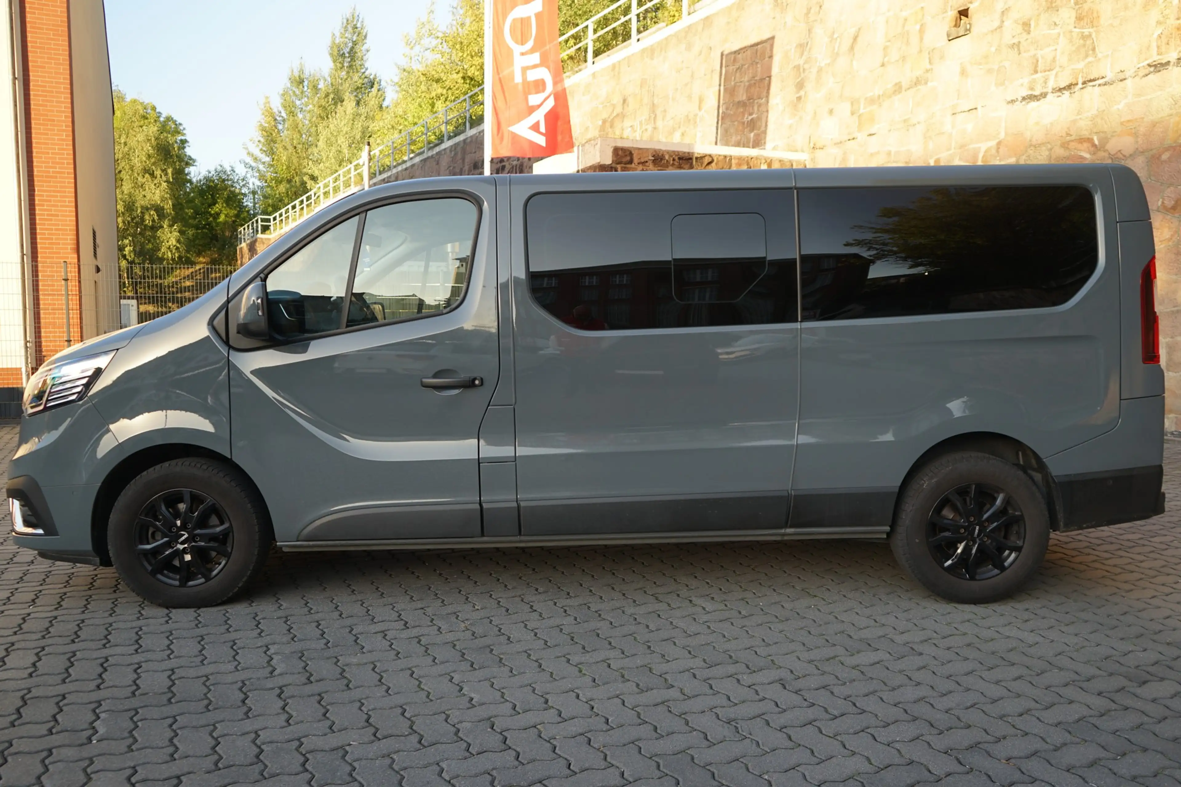 Renault Trafic Combi 2.0 dci AT L2 LED Navi 8-Sitzer AHK — photo 3