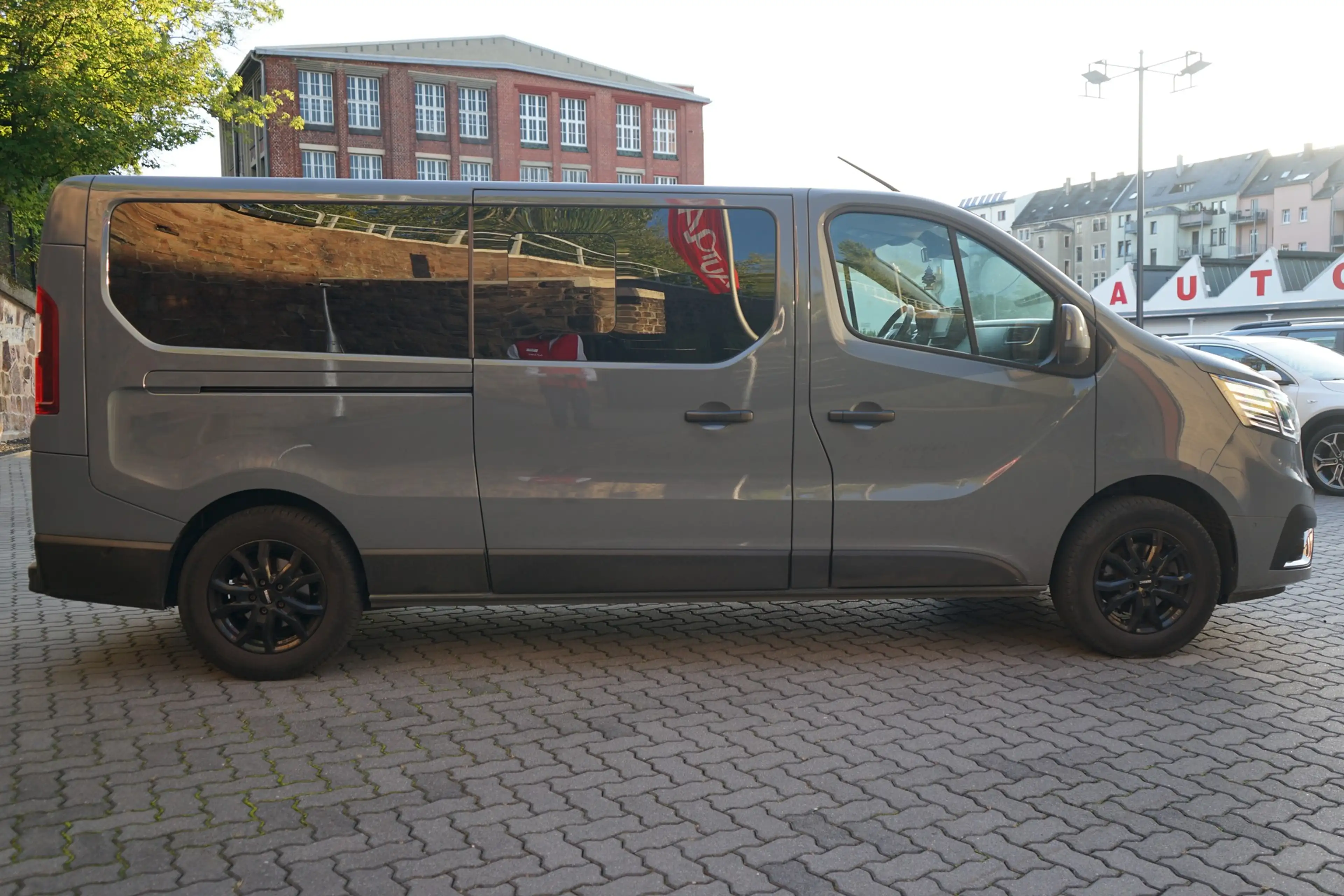 Renault Trafic Combi 2.0 dci AT L2 LED Navi 8-Sitzer AHK — photo 7
