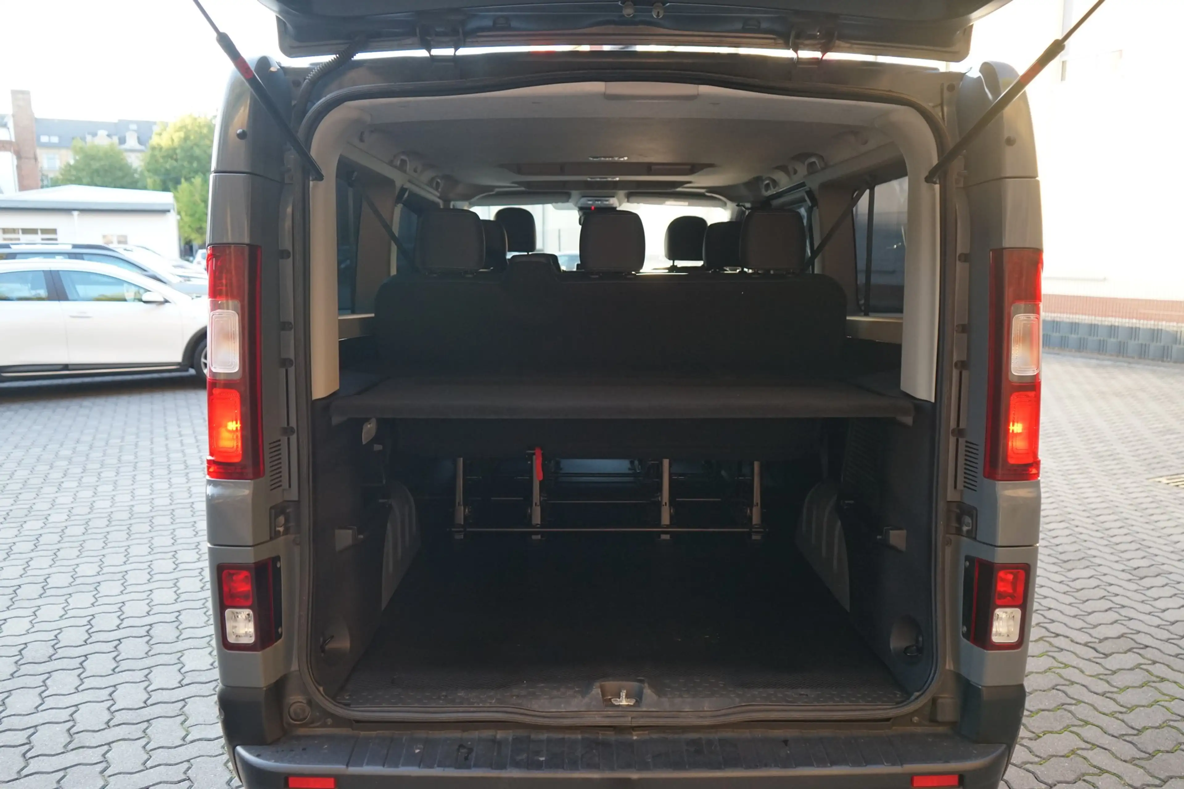 Renault Trafic Combi 2.0 dci AT L2 LED Navi 8-Sitzer AHK — photo 30