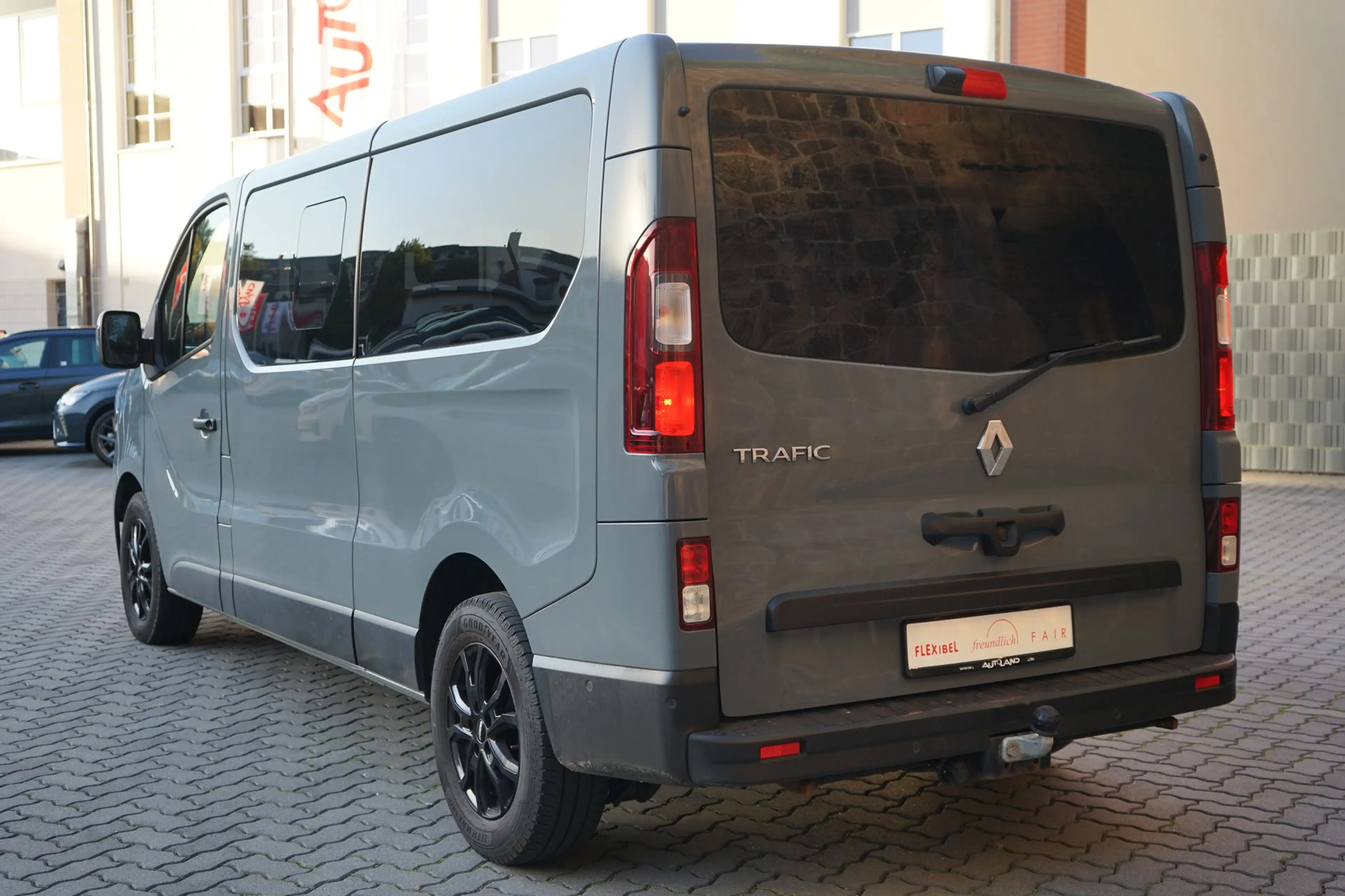 Renault Trafic Combi 2.0 dci AT L2 LED Navi 8-Sitzer AHK — photo 4