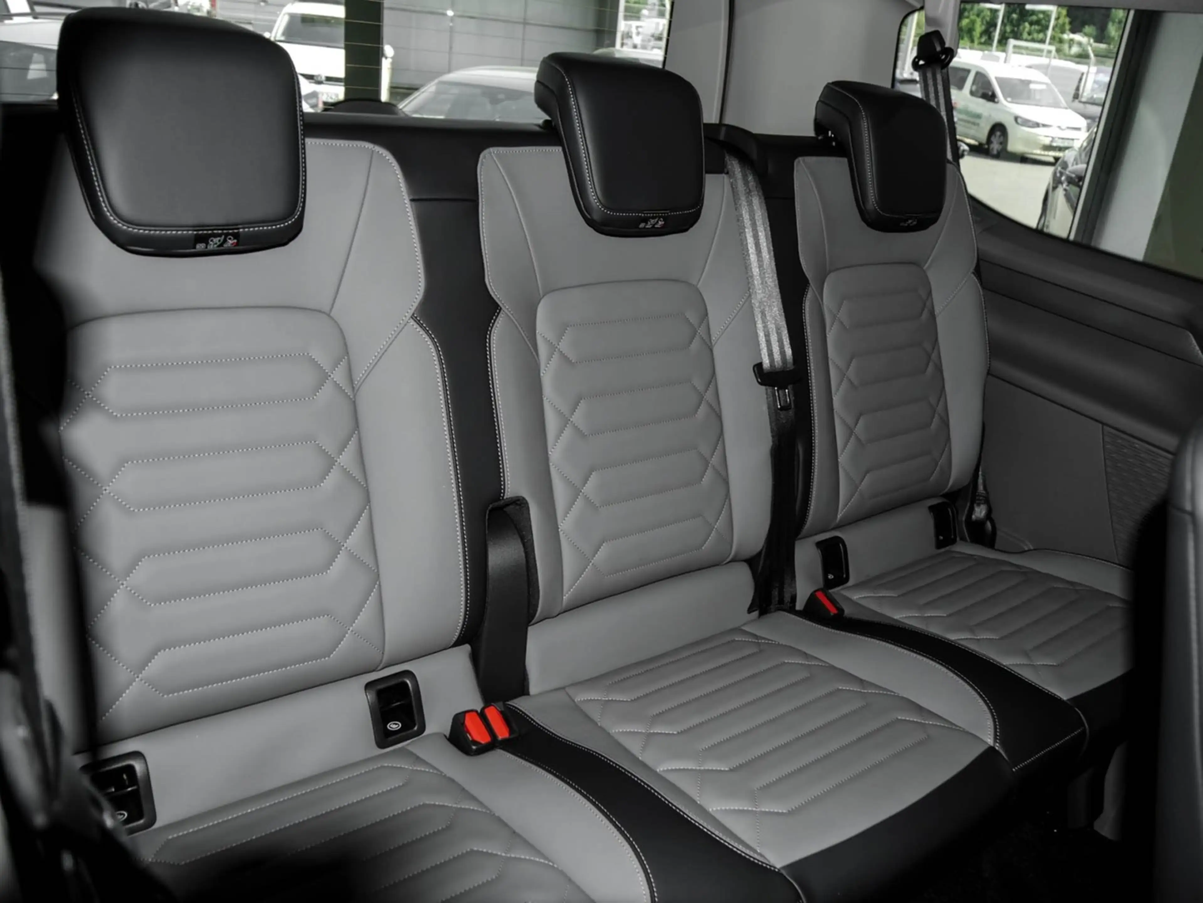 Volkswagen T7 Caravelle STYLE KR AHK PANO MATRIXLED — photo 6