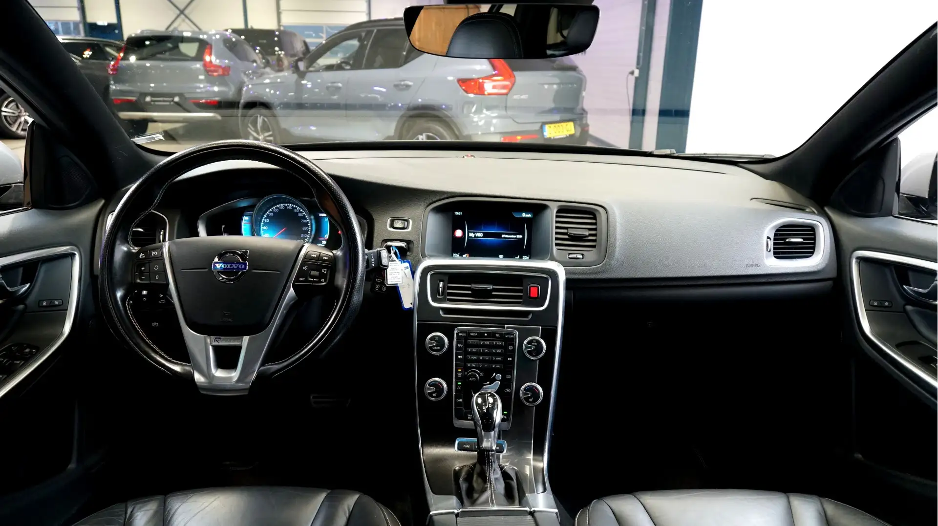 Volvo V60 2.4 D6 AWD 210kW/286pk Aut6 PHEV R-Design Technolo Schwarz - 2