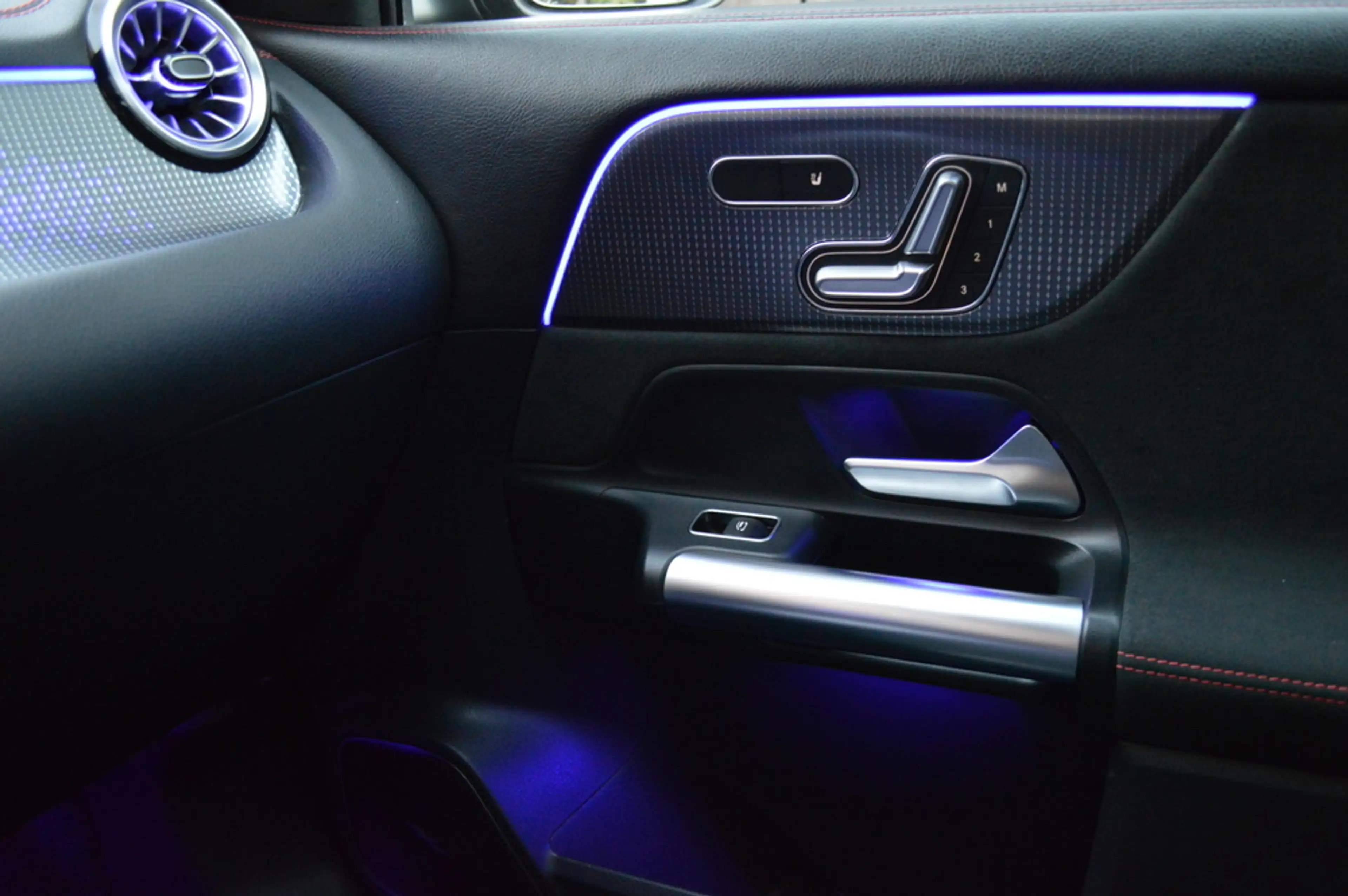 Mercedes-Benz EQA 250 250+ AMG Line 71 kWh Led Panorama Memory Burmester — photo 33