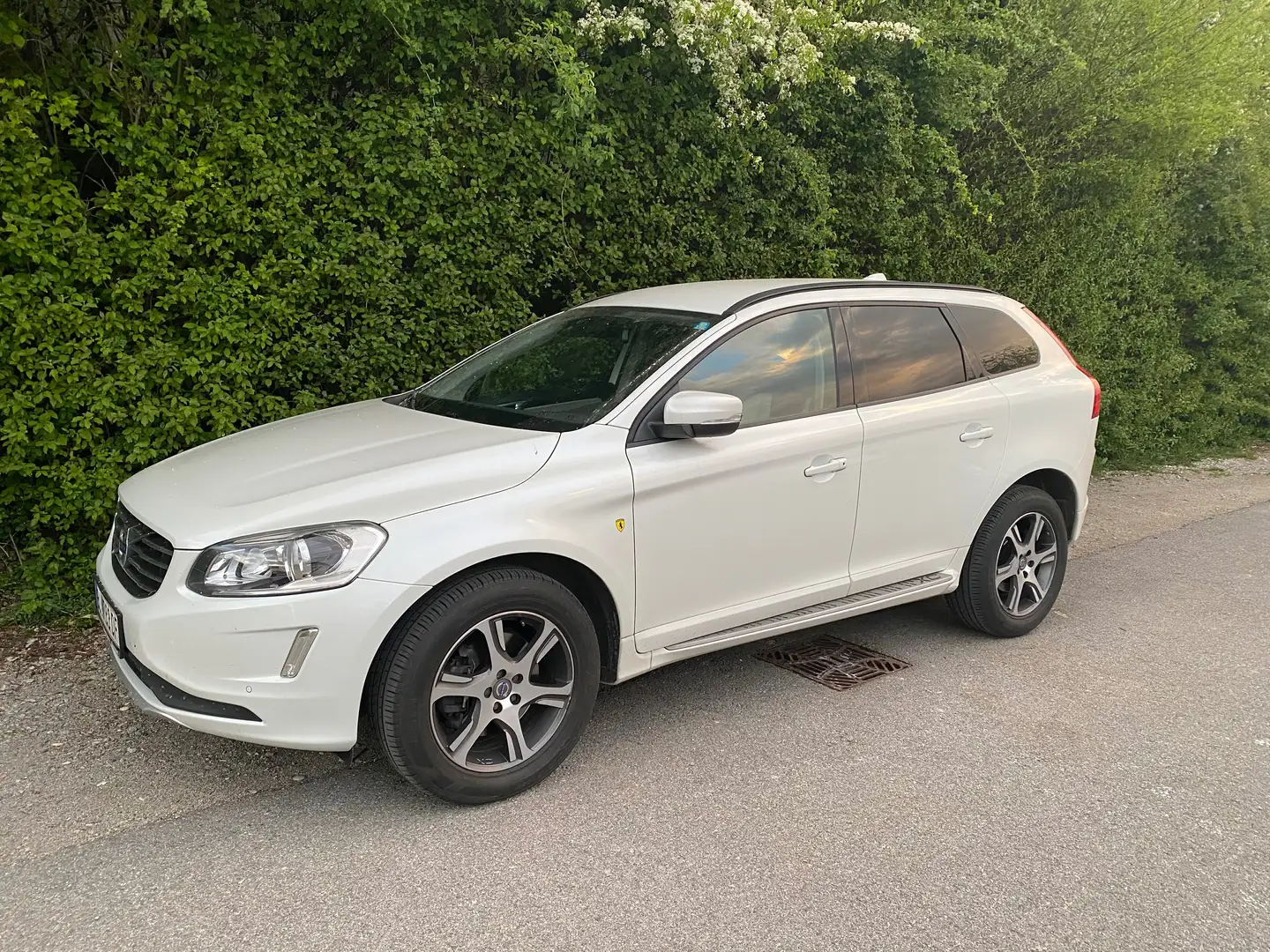 Volvo XC60 D4 Kinetic Geartronic Weiß - 1