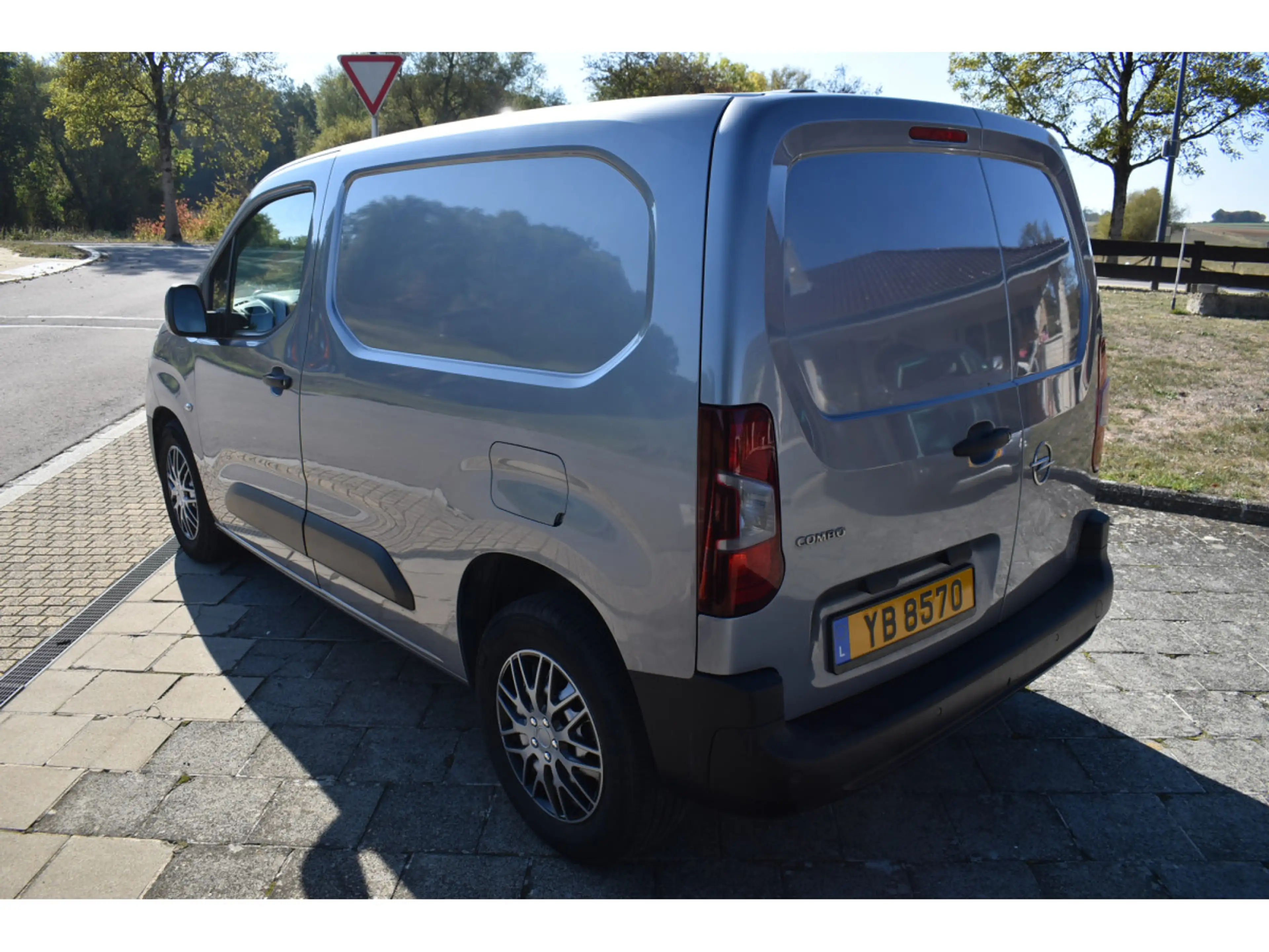 Opel Combo Cargo 1,5 CDi Clim — photo 6