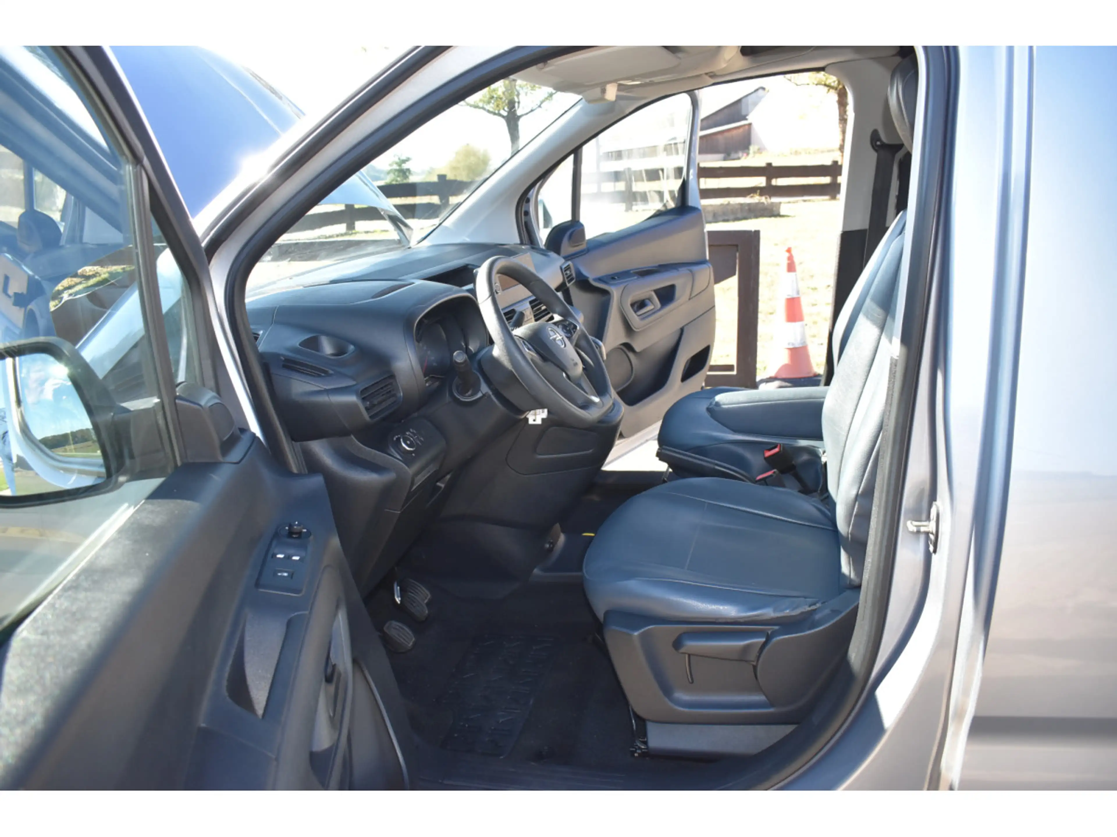 Opel Combo Cargo 1,5 CDi Clim — photo 9