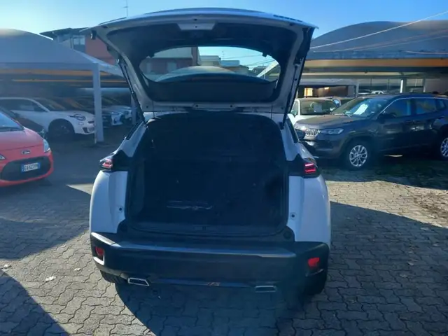 Peugeot 2008 view 11