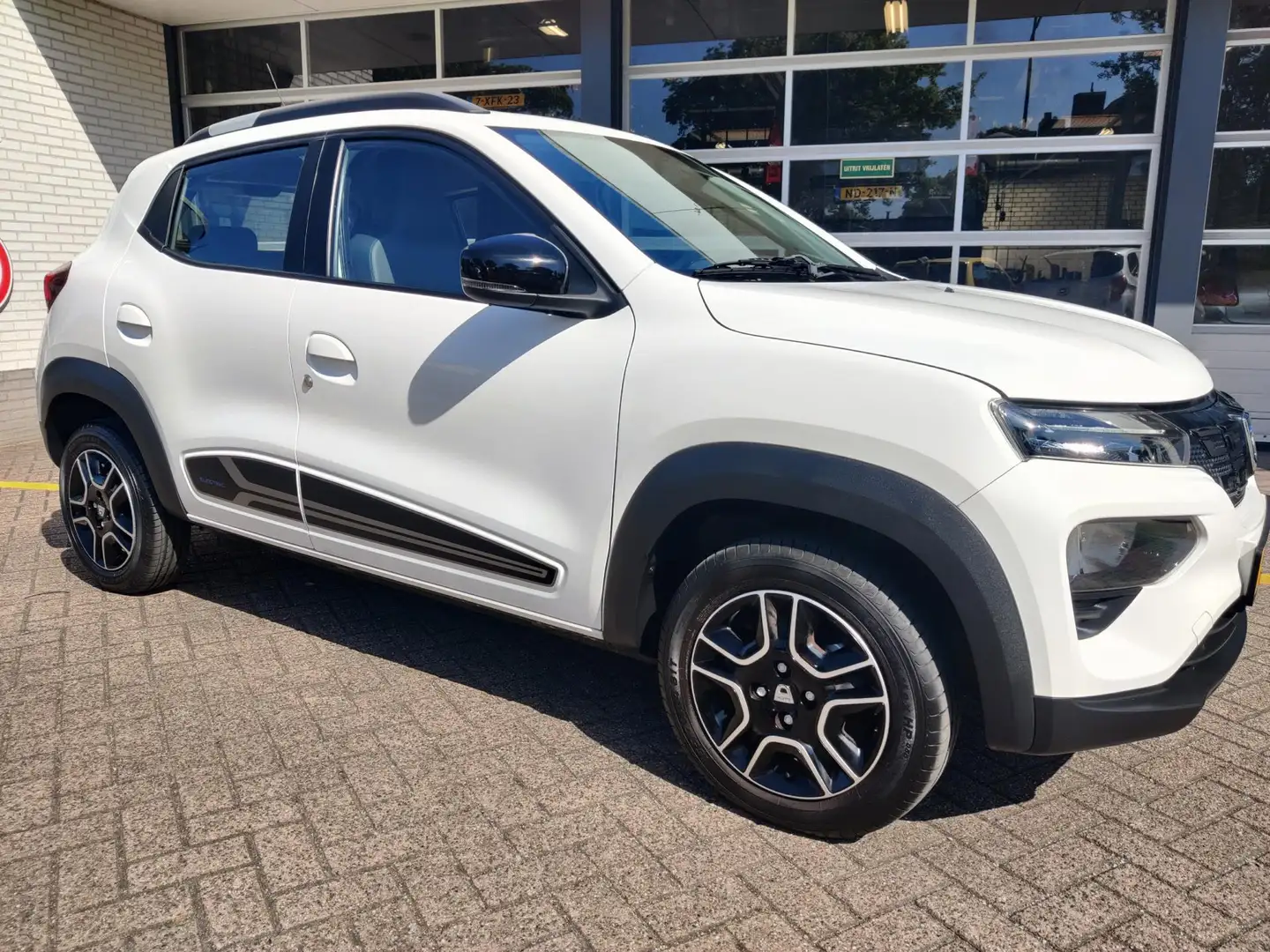 Dacia Spring Comfort Plus (Orange Pack) 27 kWh Leder / Navigati Wit - 2