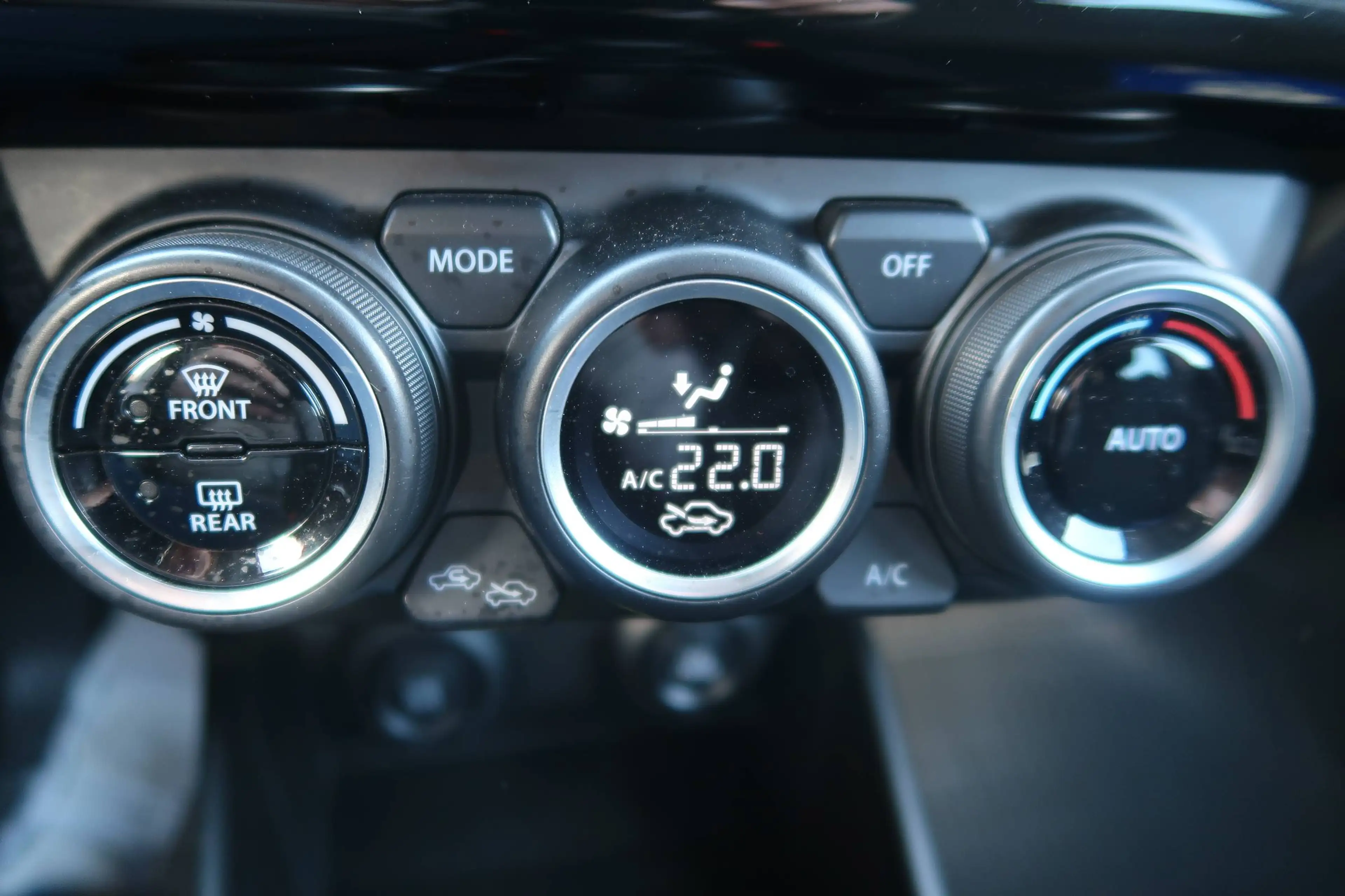 Suzuki Swift 1,2 DualJet Hybrid Allgrip Flash + Winterräder — photo 14
