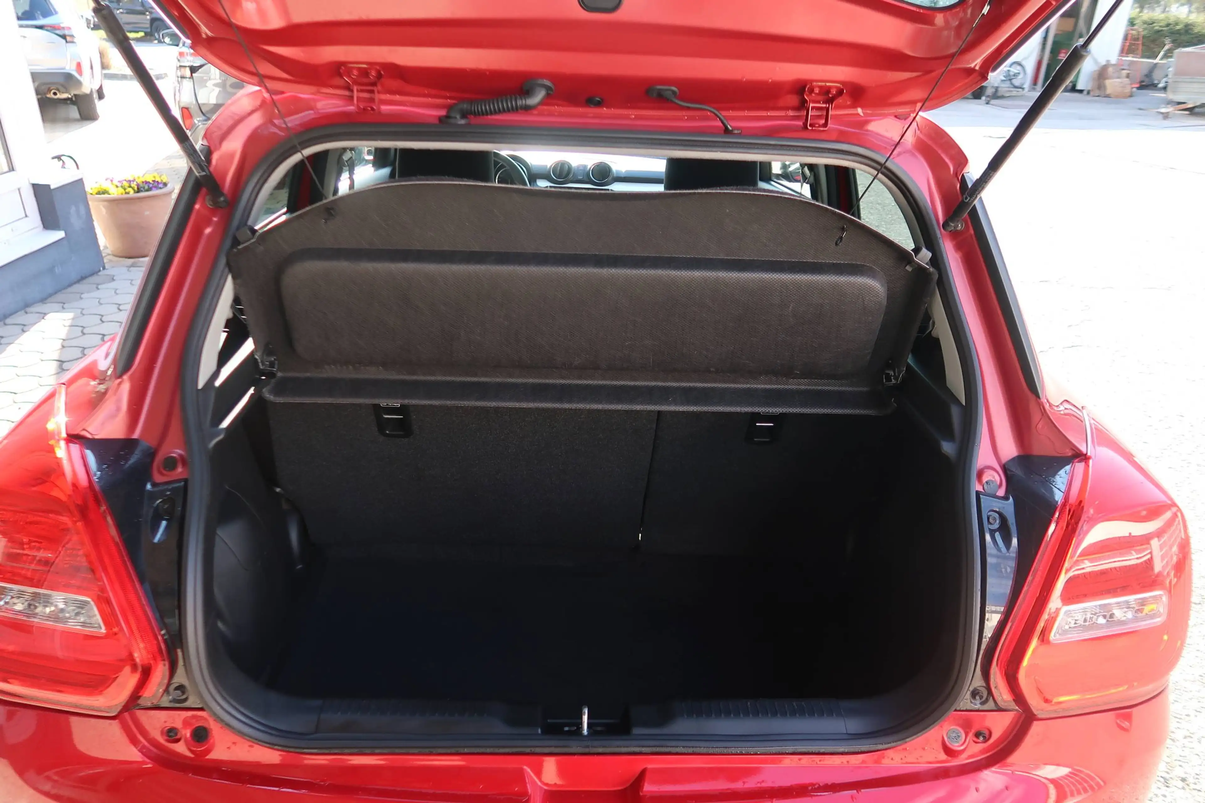 Suzuki Swift 1,2 DualJet Hybrid Allgrip Flash + Winterräder — photo 8