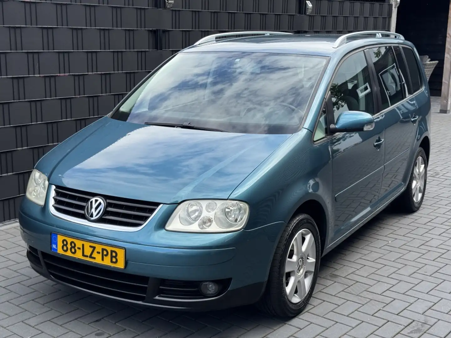 Volkswagen Touran 1.6-16V FSI Highline GROEN| CLIMA| CRUISE| 193DKM Groen - 1