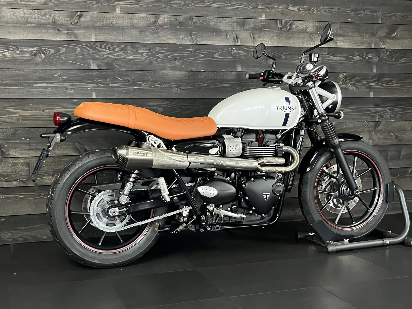 Triumph Street Twin CUSTOM Wit - 2