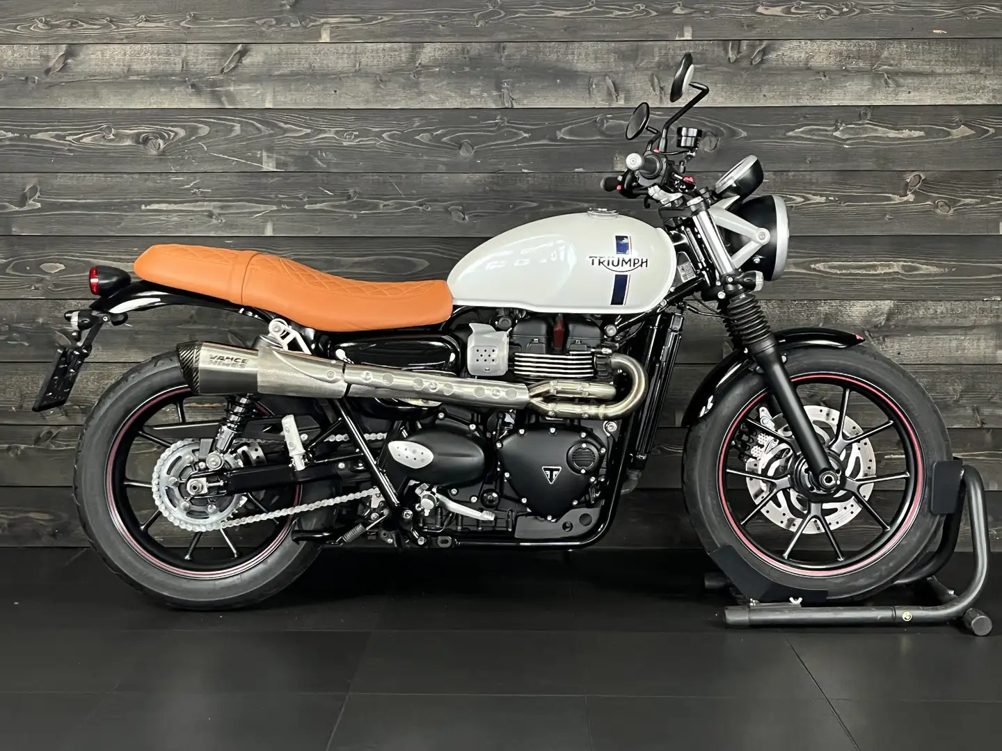 Triumph Street Twin CUSTOM Wit - 1