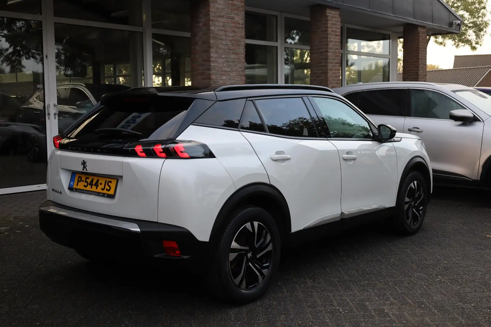 Peugeot e-2008 EV Allure Première 3-FASEN!! 2xPDC CAMERA CARPLAY Weiß - 2