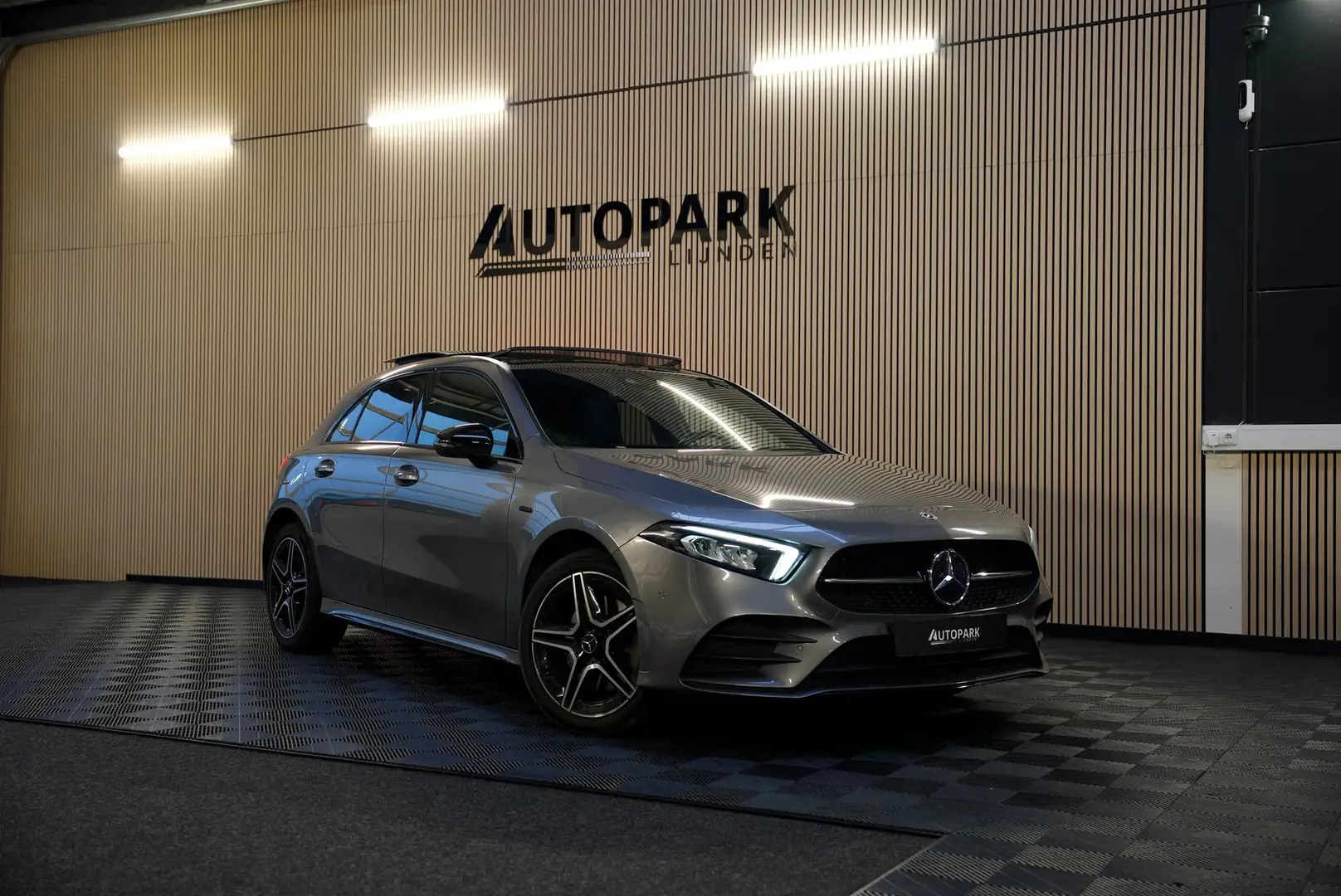 Mercedes-Benz A 250 e Business Solution AMG Limited/PANO/360CAM/MEMORY Grijs - 1