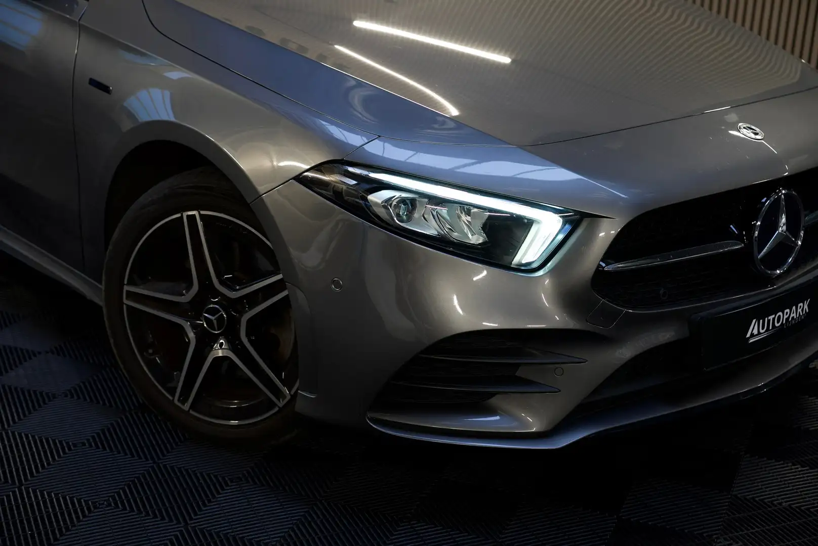 Mercedes-Benz A 250 e Business Solution AMG Limited/PANO/360CAM/MEMORY Grijs - 2