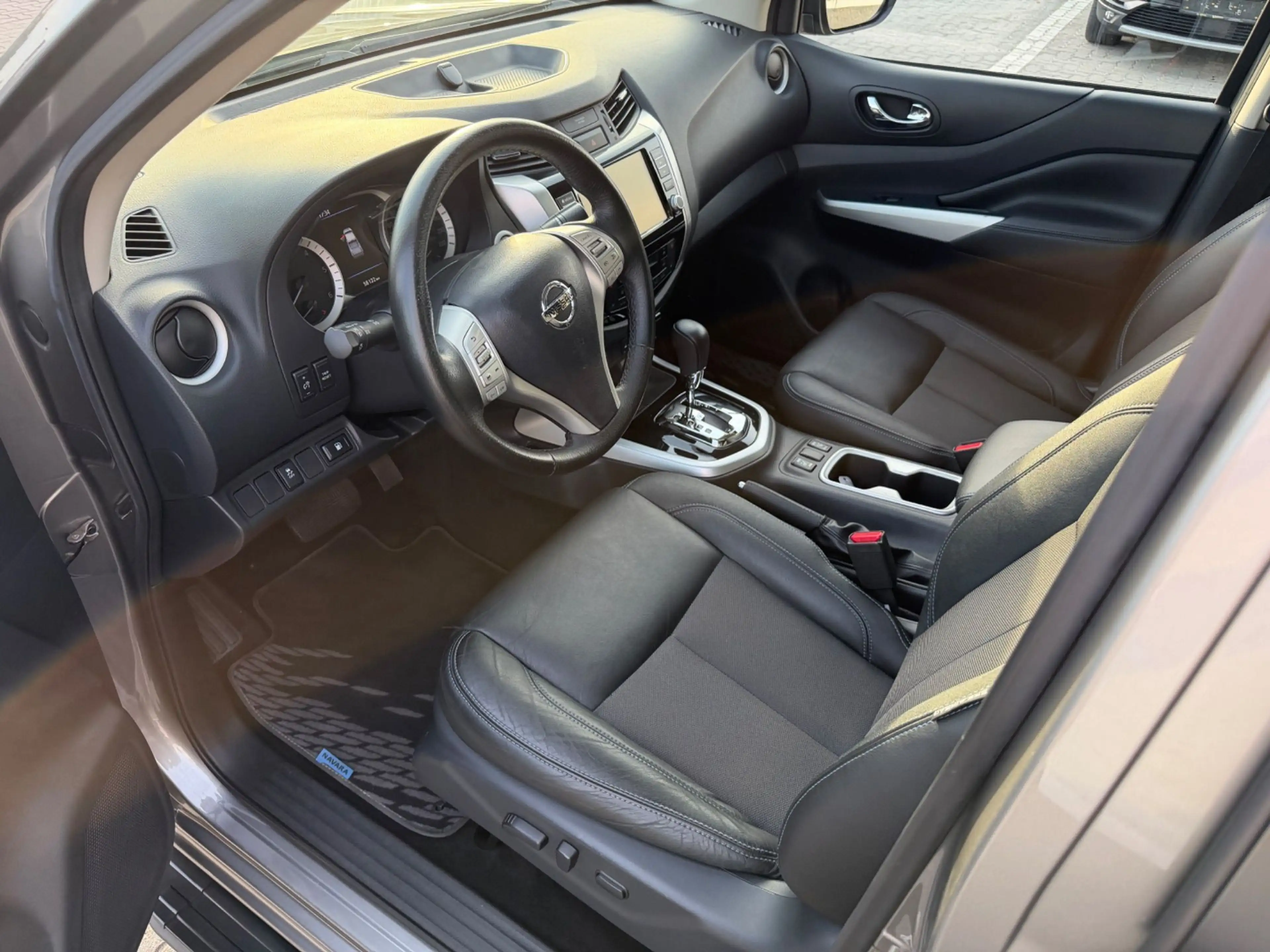 Nissan Navara N-Guard 4x4 DC Aut. wenig KM — photo 12