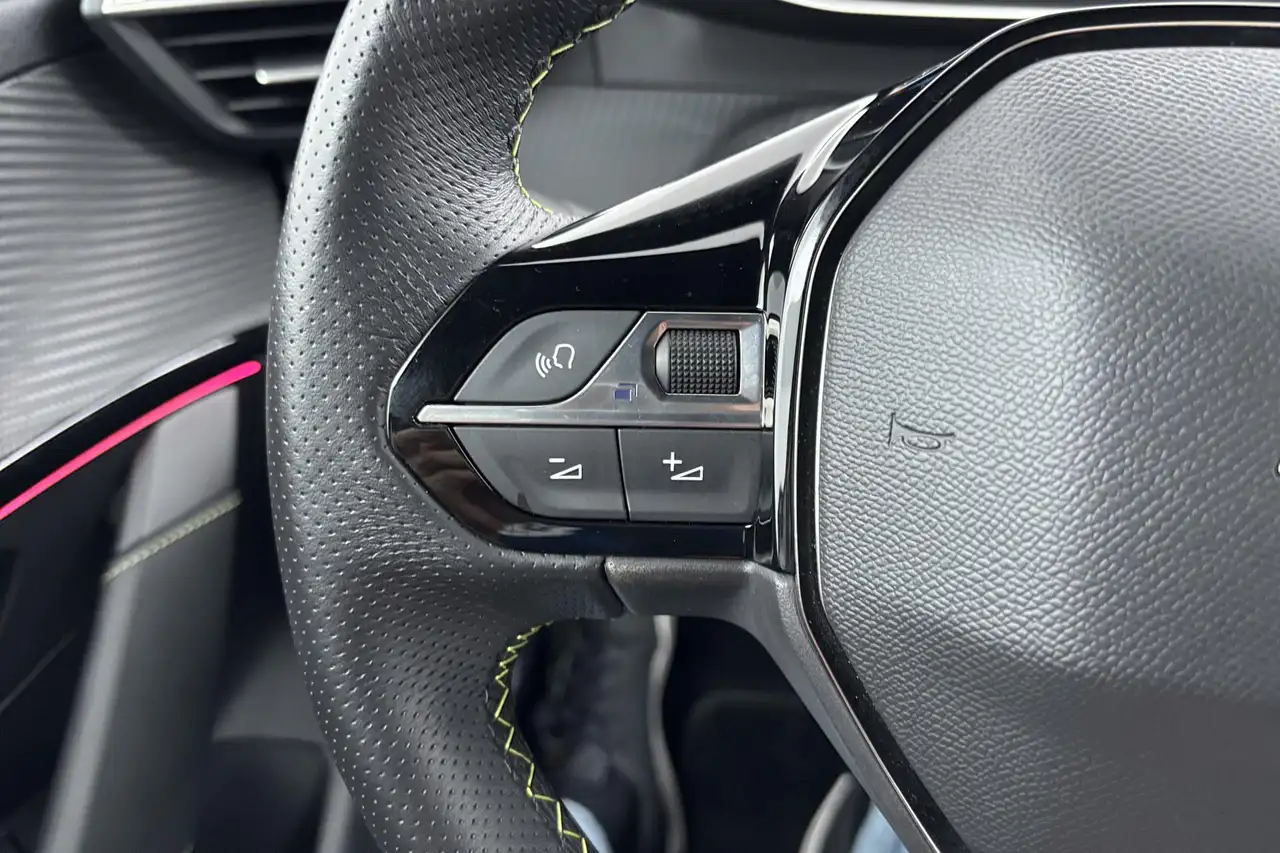 Peugeot E-208 EV GT 350 50 kWh Elektrische power met een sportie, миниатюра 26