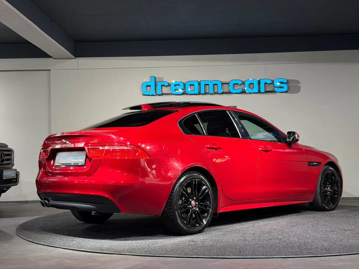 Jaguar XE 20d R-Sport AWD / Pano / Leder / Rot - 2