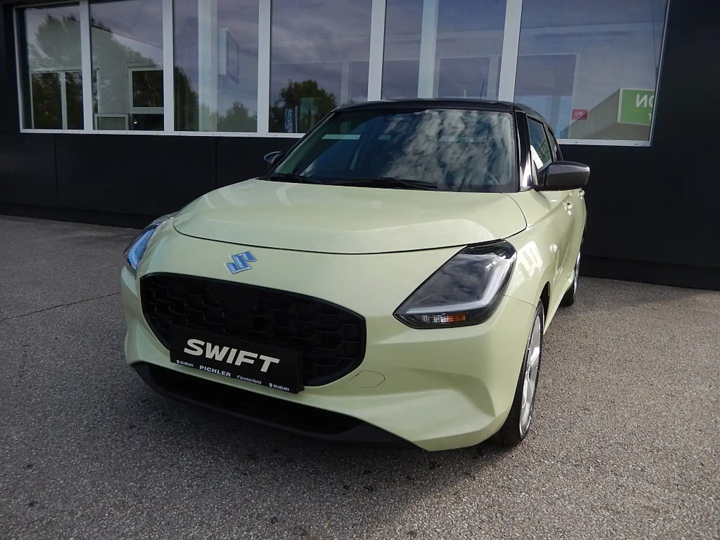 Suzuki Swift 1,2 Hybrid Shine Geel - 1