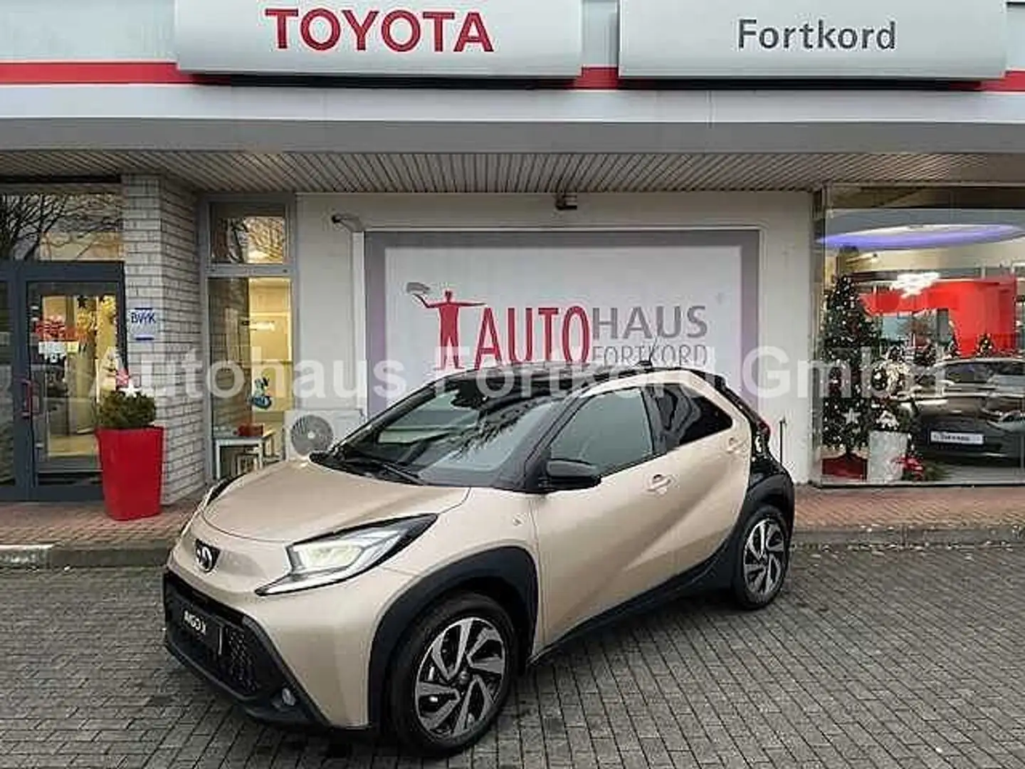 Toyota Aygo X Team Deutschland - Automatik - Navi, LED Beige - 1