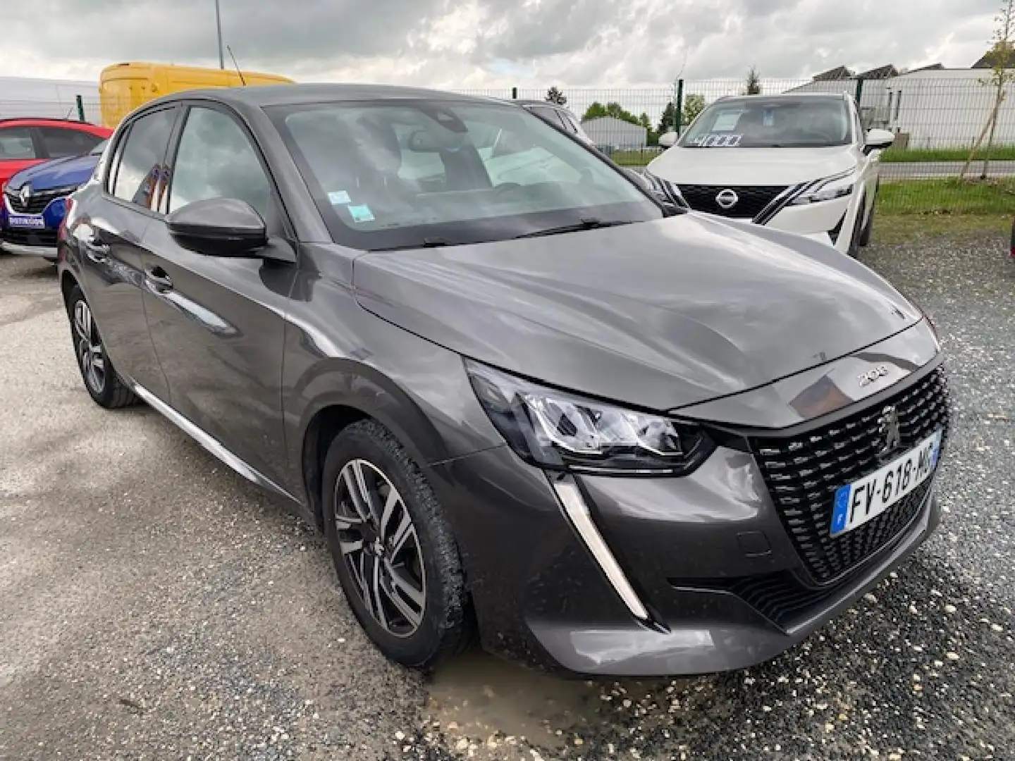 Peugeot 208 1.2i PT  S\u0026S - 100 - ALLURE Grau - 2