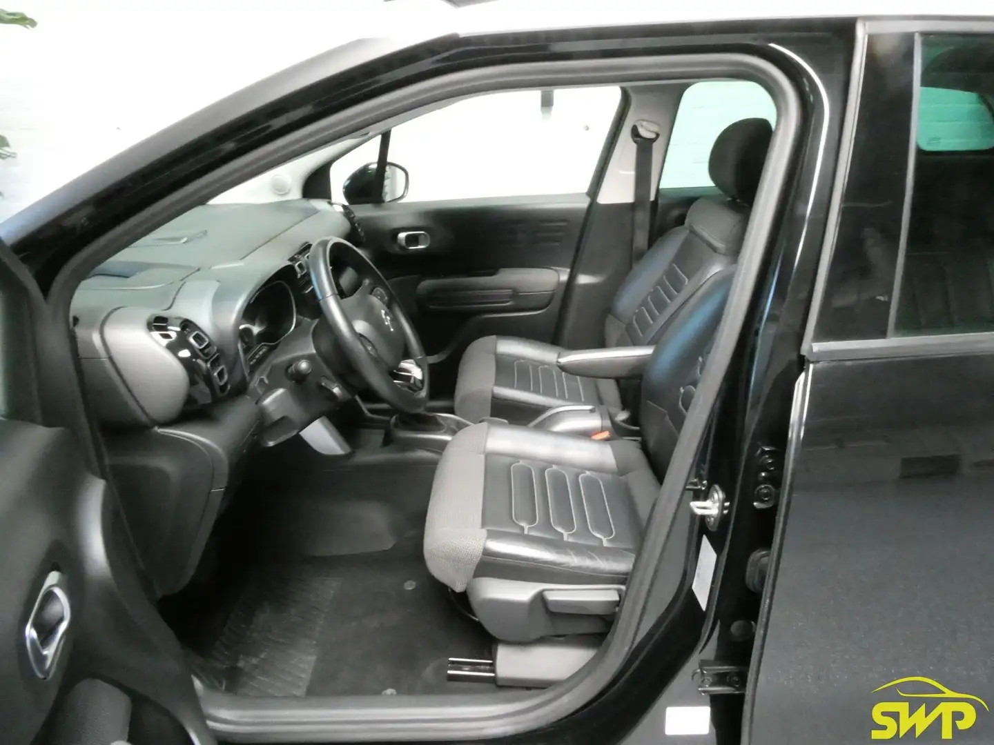 Citroen C3 Aircross 1.2 PureTech Shine | Pano | Leer | Navi | Cam | Hu Zwart - 2
