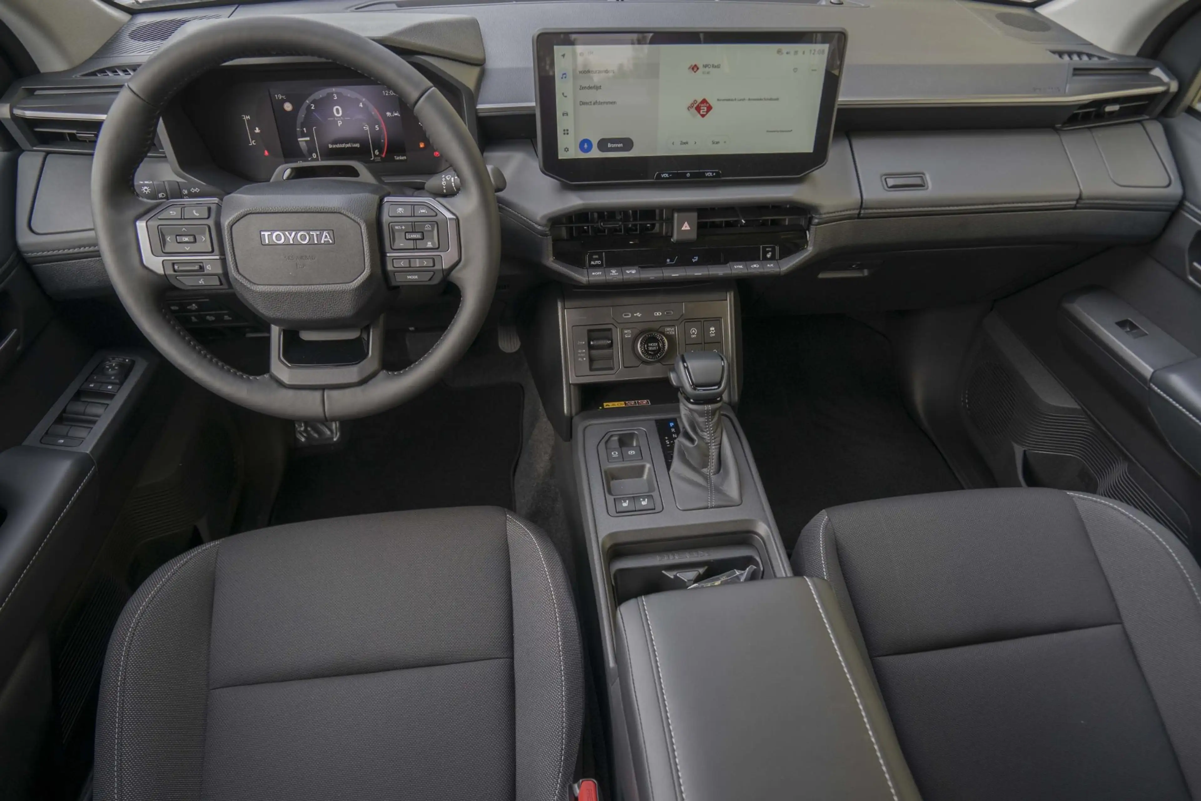 Toyota Hilux 2.8 D-4D MHEV Double Cab Auto 4WD Comfort — photo 10