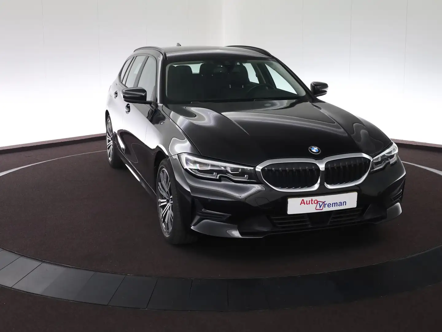 BMW 320 3-serie Touring 320i Sport Line -LED/ACC/18 inch- Zwart - 2