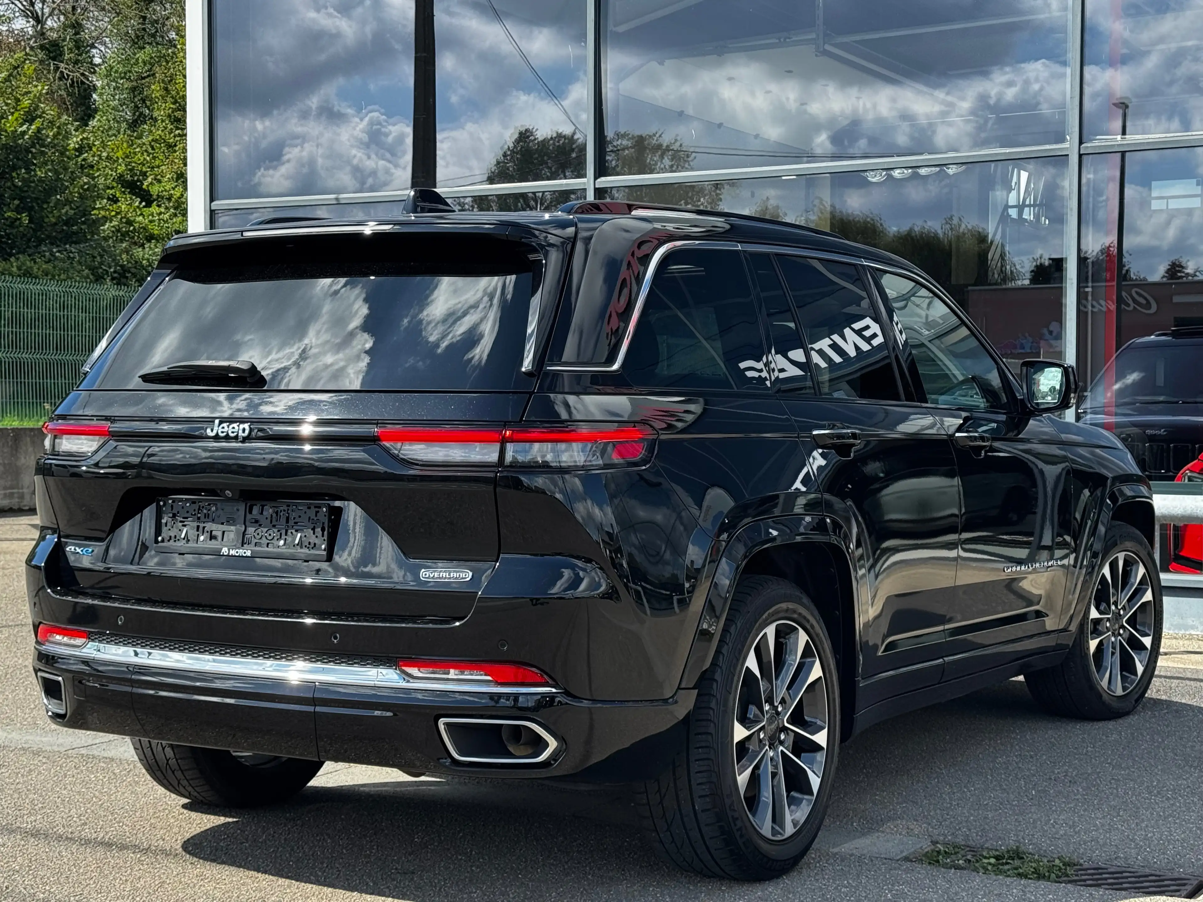 Jeep Grand Cherokee Grand Cherokee PHEV 2.0 Turbo 4xe AWD Overland TVA DEDUCTIBLE GARANTIE 09/2027 — photo 4
