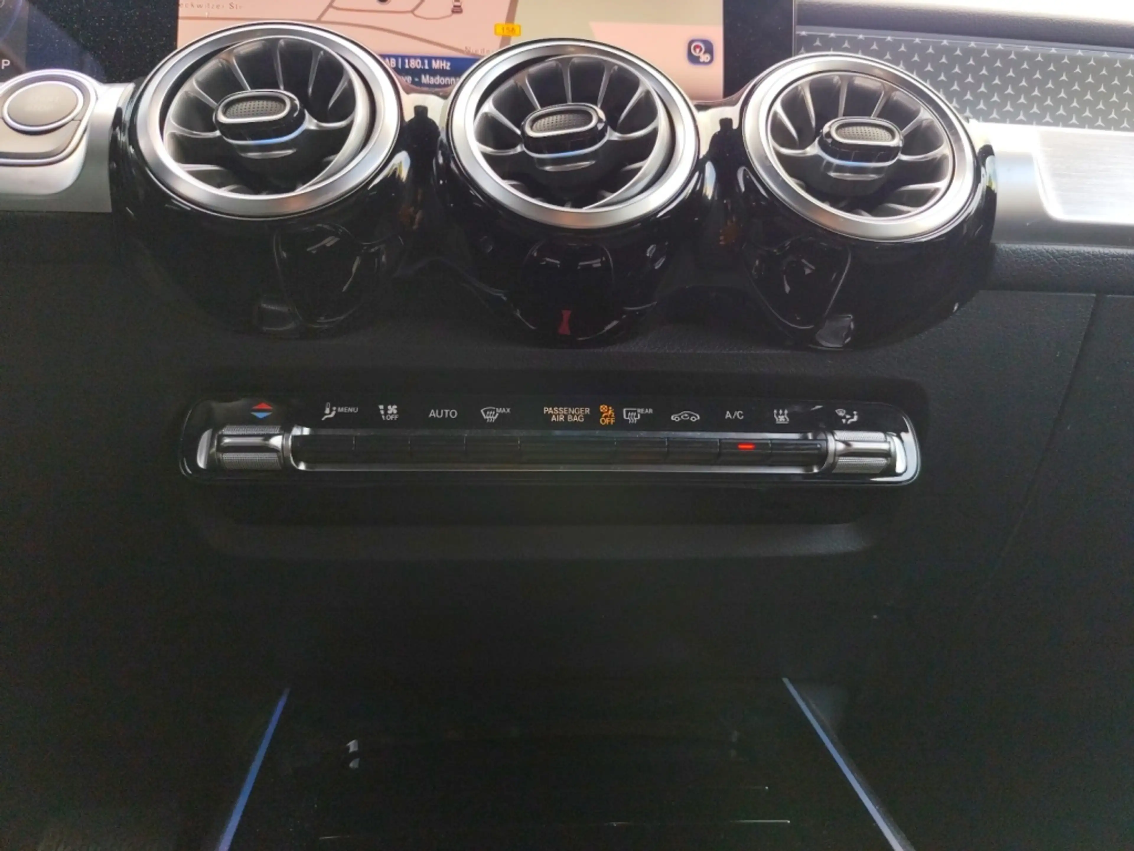 Mercedes-Benz EQB 300 4M PROGRESSIVE|7-SITZE|MBUX|DISTR|KAM — photo 11
