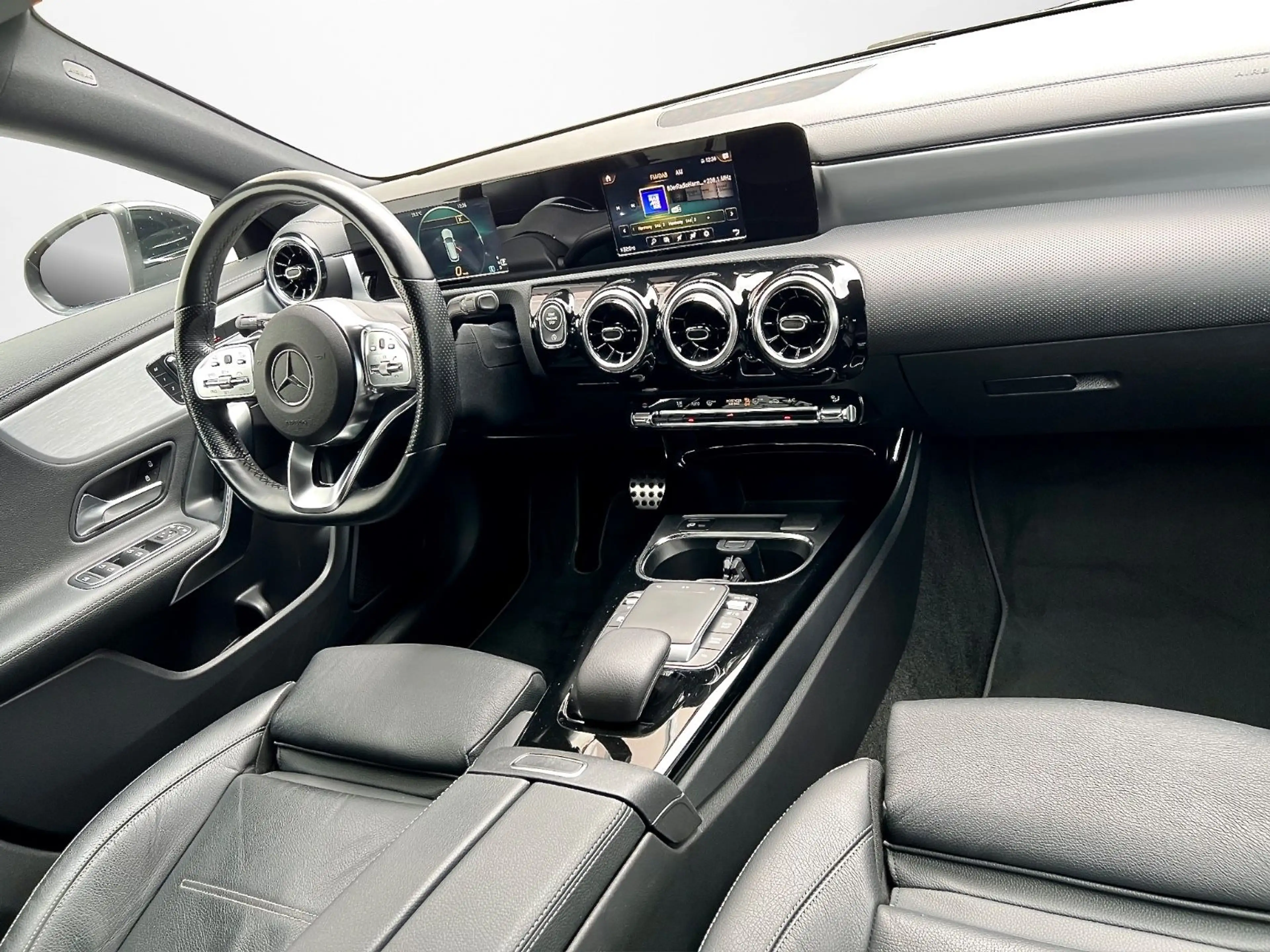Mercedes-Benz CLA 220 CLA 220 d SB AMG DCT*LED*VOLLLEDER*360°*AHK* — photo 13