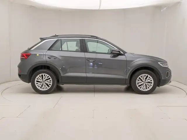 Volkswagen T-Roc view 3