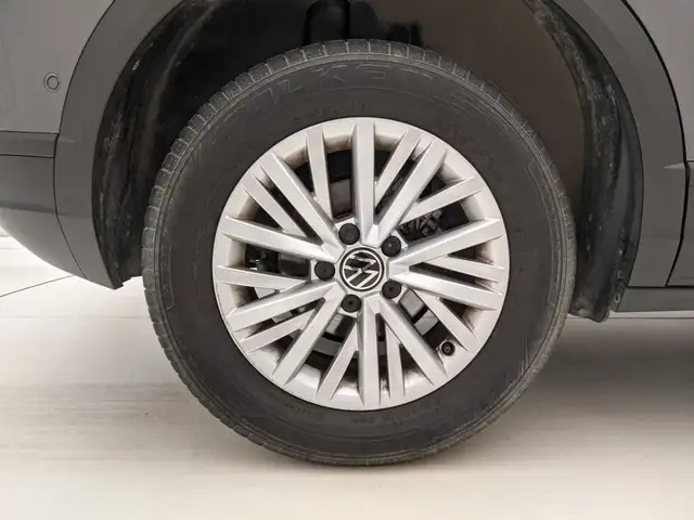 Volkswagen T-Roc view 9