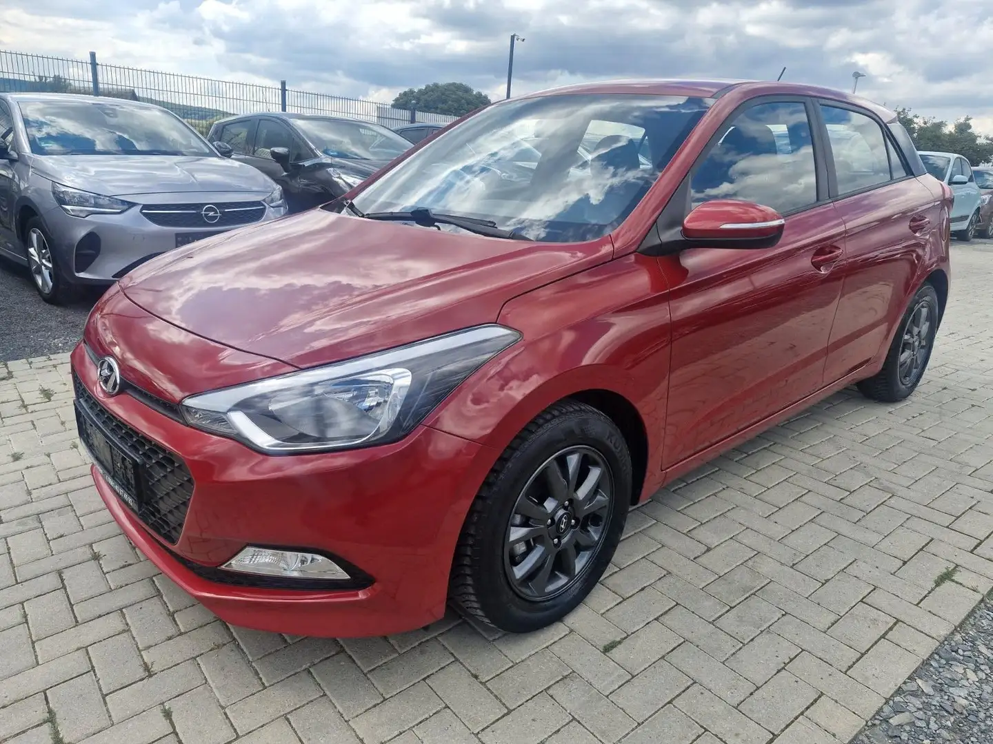Hyundai i20 YES! Rot - 1