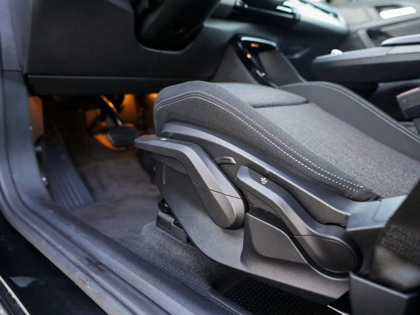 BMW X1 sDrive18i AHK PANO RFK SpSitze LRH TravelPak Silber - 2