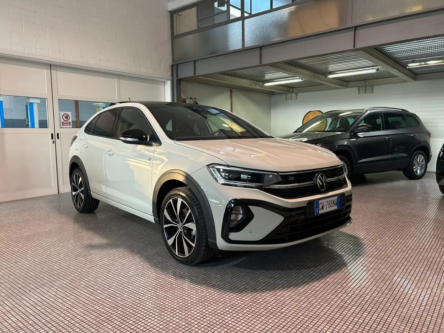 Volkswagen Taigo Taigo 1.0 tsi R-Line 115cv dsg Bianco - 1