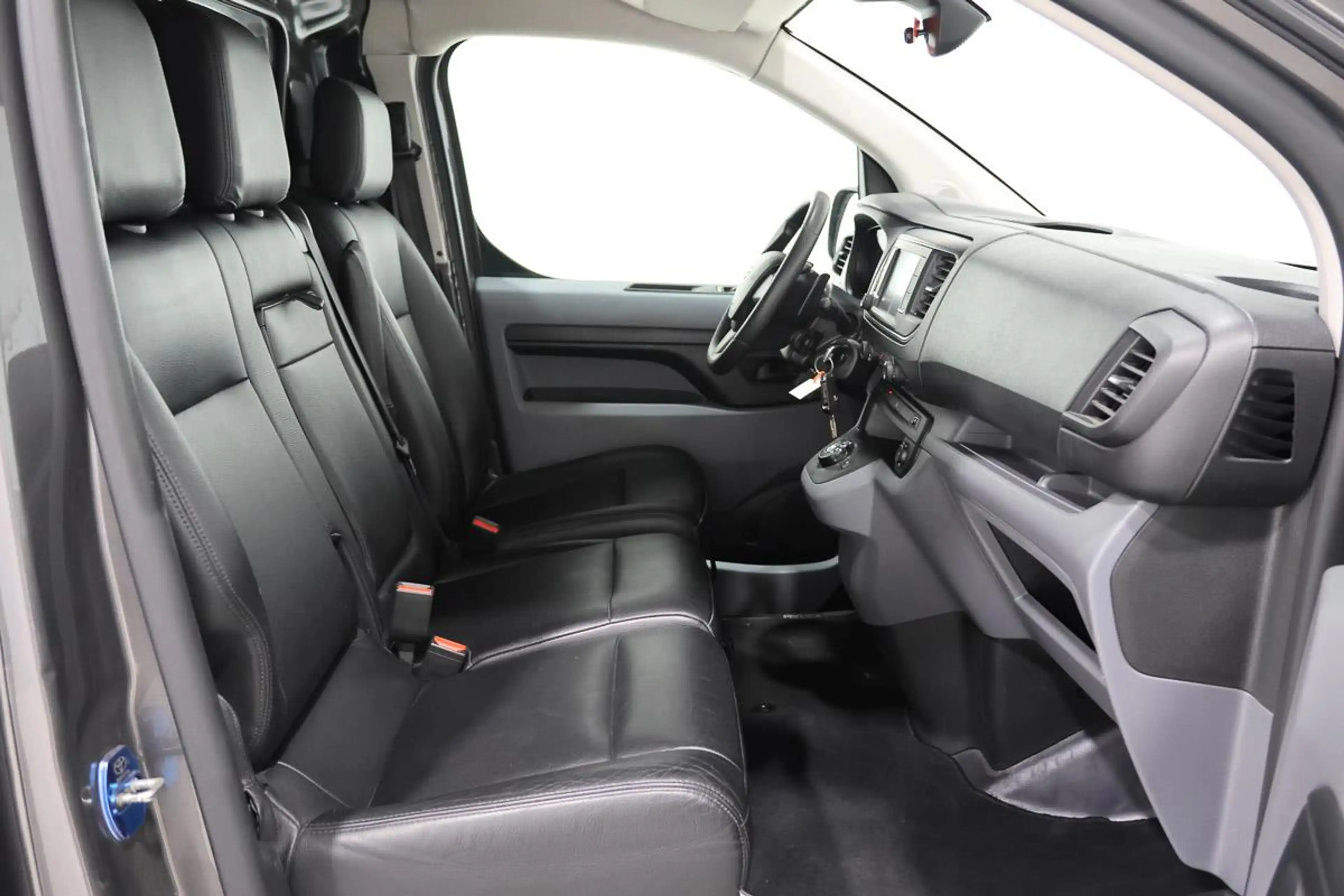 Toyota Proace 2.0 HDI 180 BVA L3 3 PLACES ATTELAGE CARPLAY CAM — photo 6