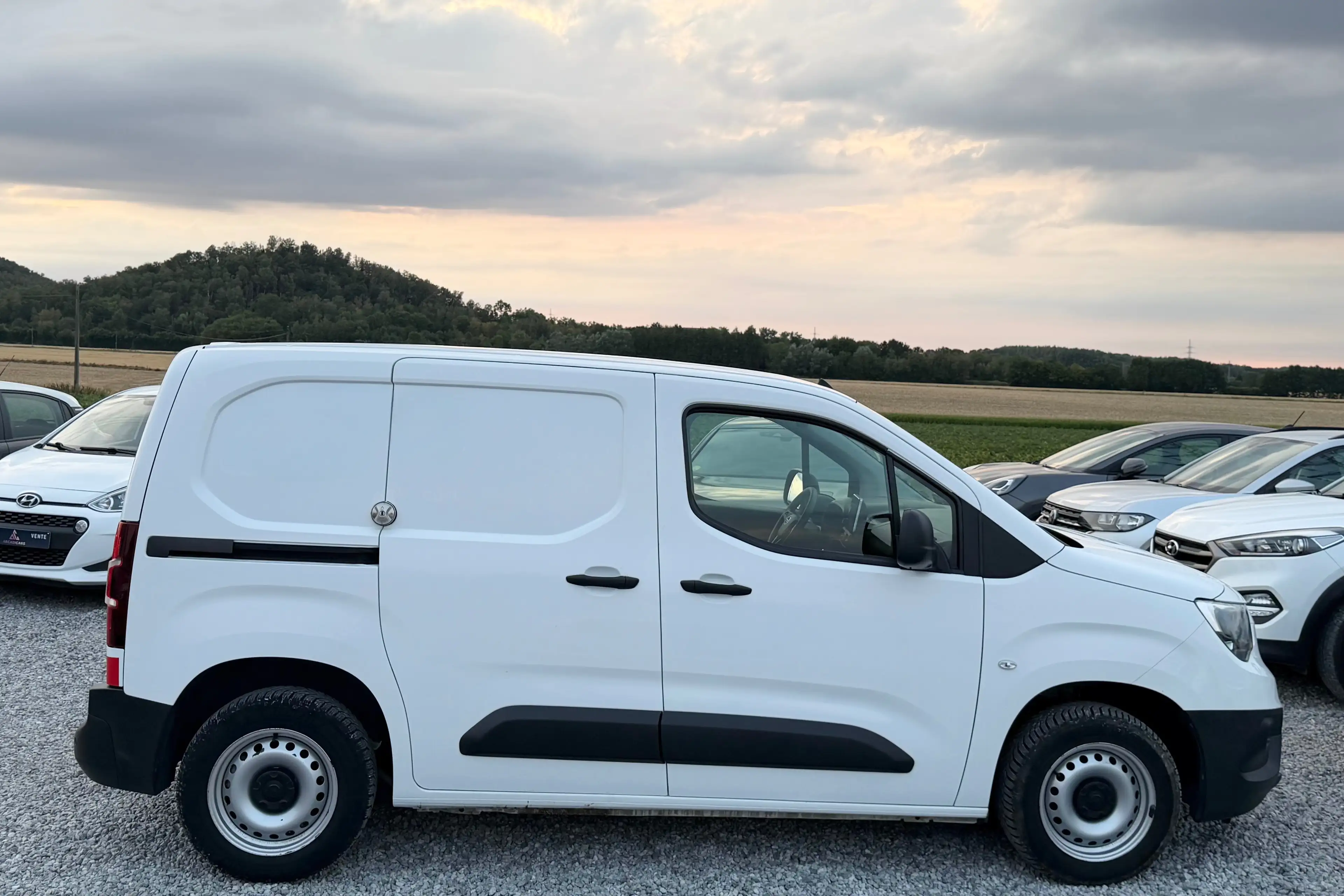 Peugeot Partner 29000 KM !! - 2022 !! - 2 PLACES - CAMERA - CAR PLAY — photo 4
