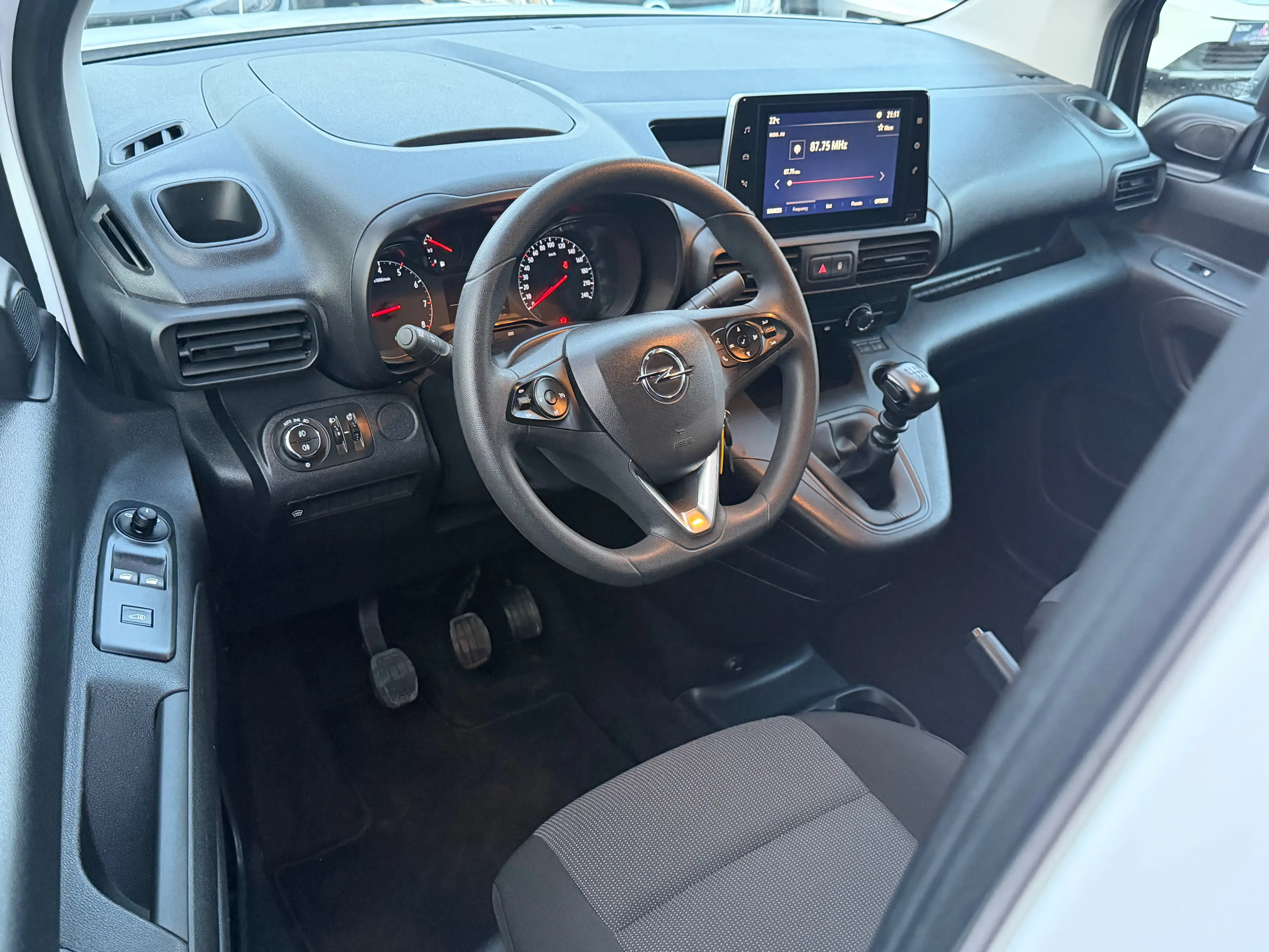 Peugeot Partner 29000 KM !! - 2022 !! - 2 PLACES - CAMERA - CAR PLAY — photo 9