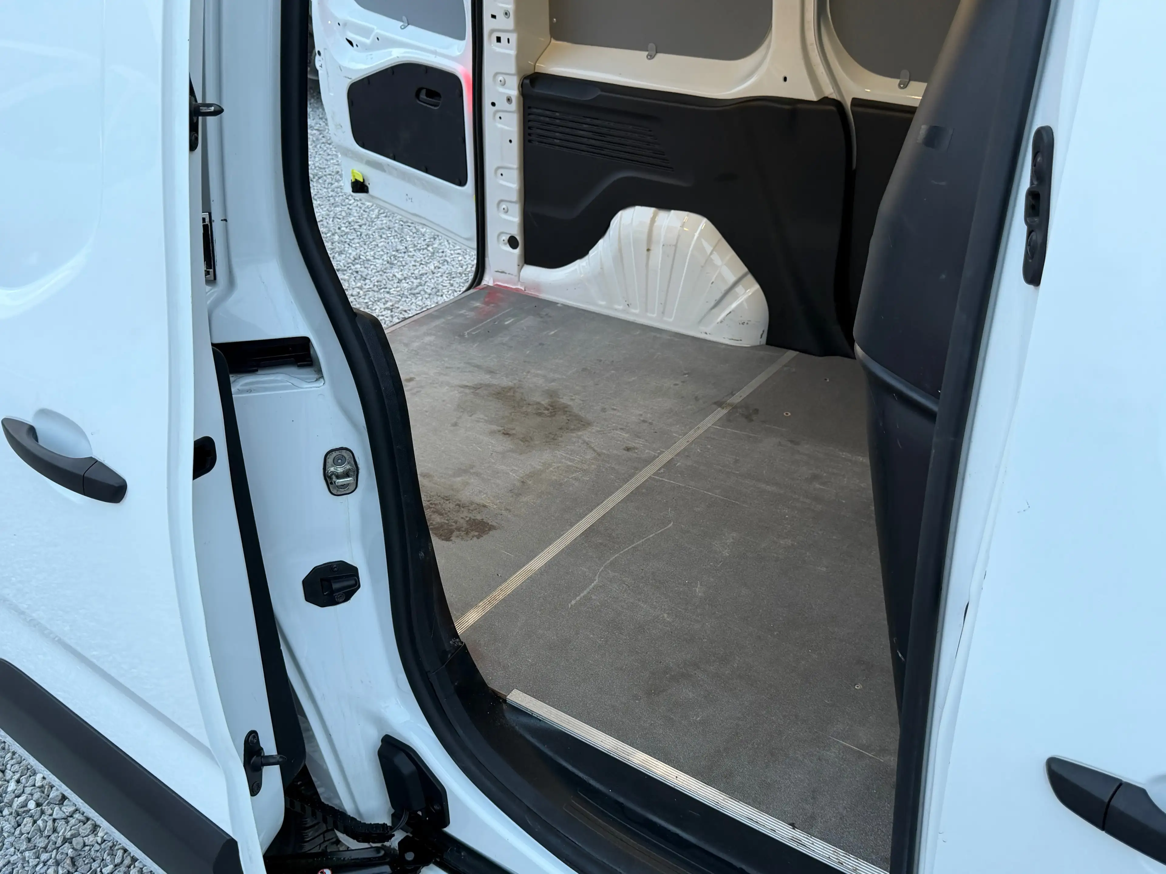 Peugeot Partner 29000 KM !! - 2022 !! - 2 PLACES - CAMERA - CAR PLAY — photo 15