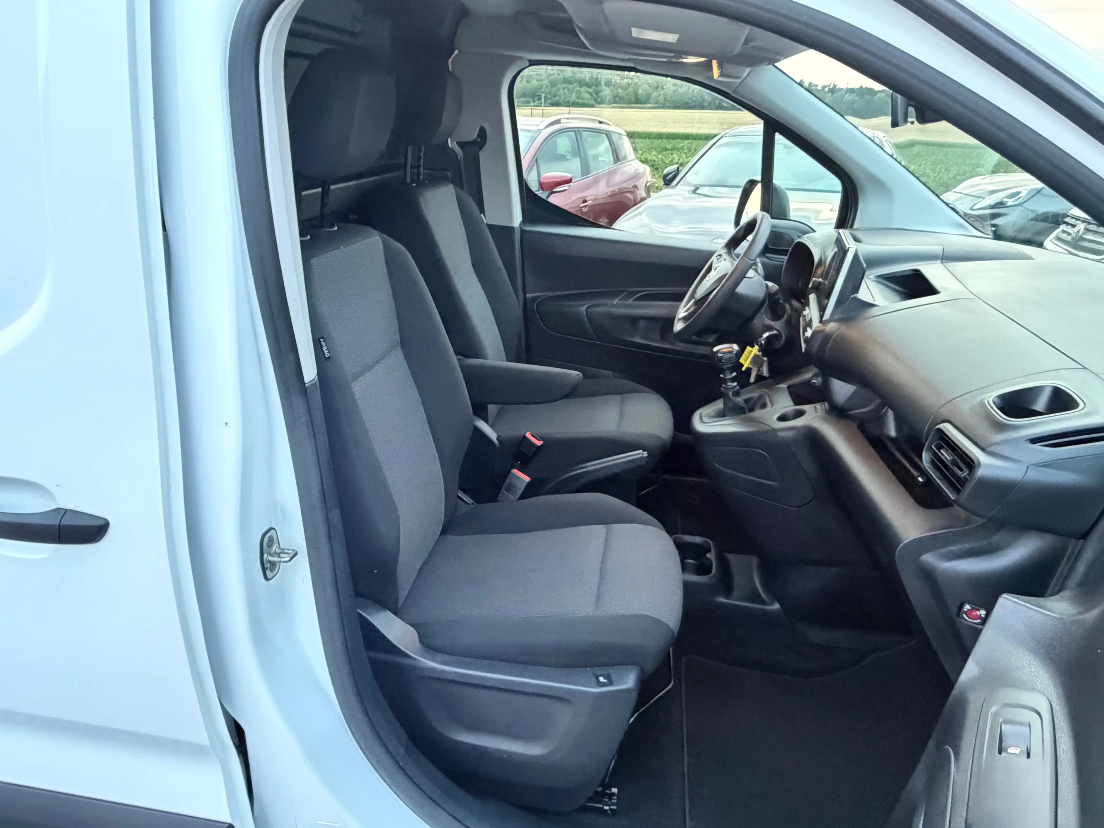 Peugeot Partner 29000 KM !! - 2022 !! - 2 PLACES - CAMERA - CAR PLAY — photo 14