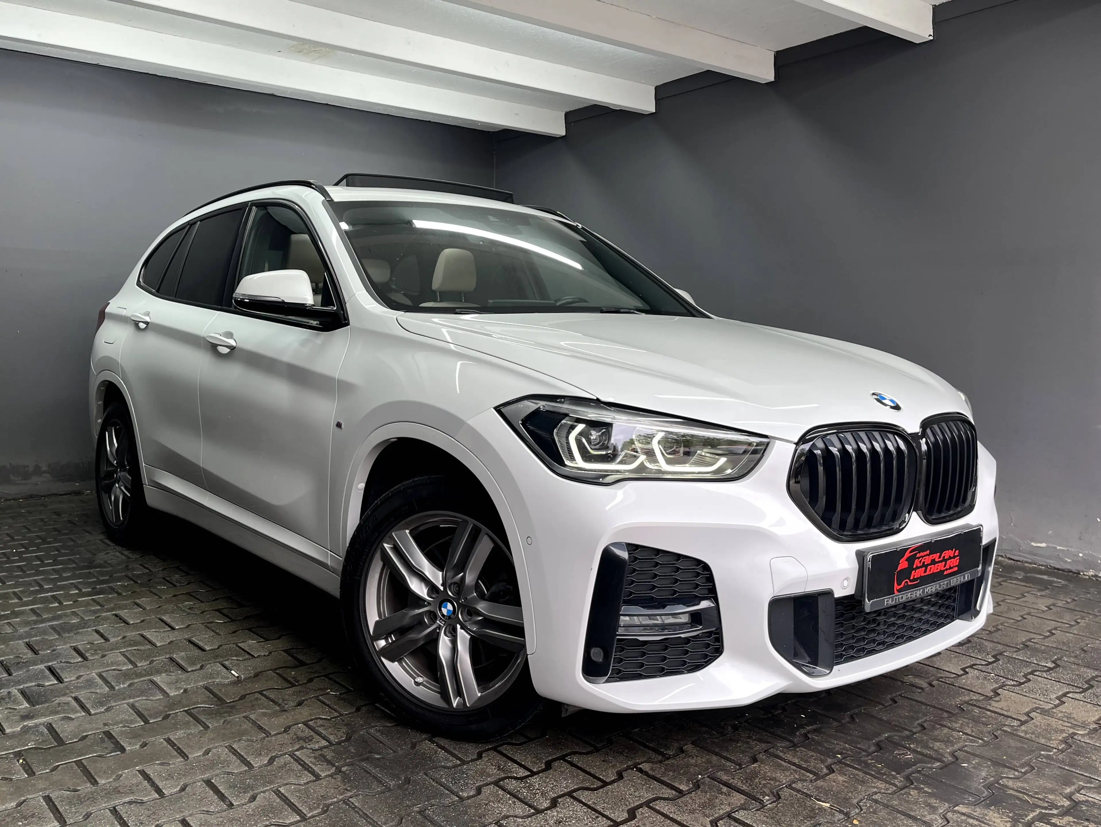 BMW X1 xDrive 20 i M Sport, PANO, HUD, R-KAMERA — photo 3